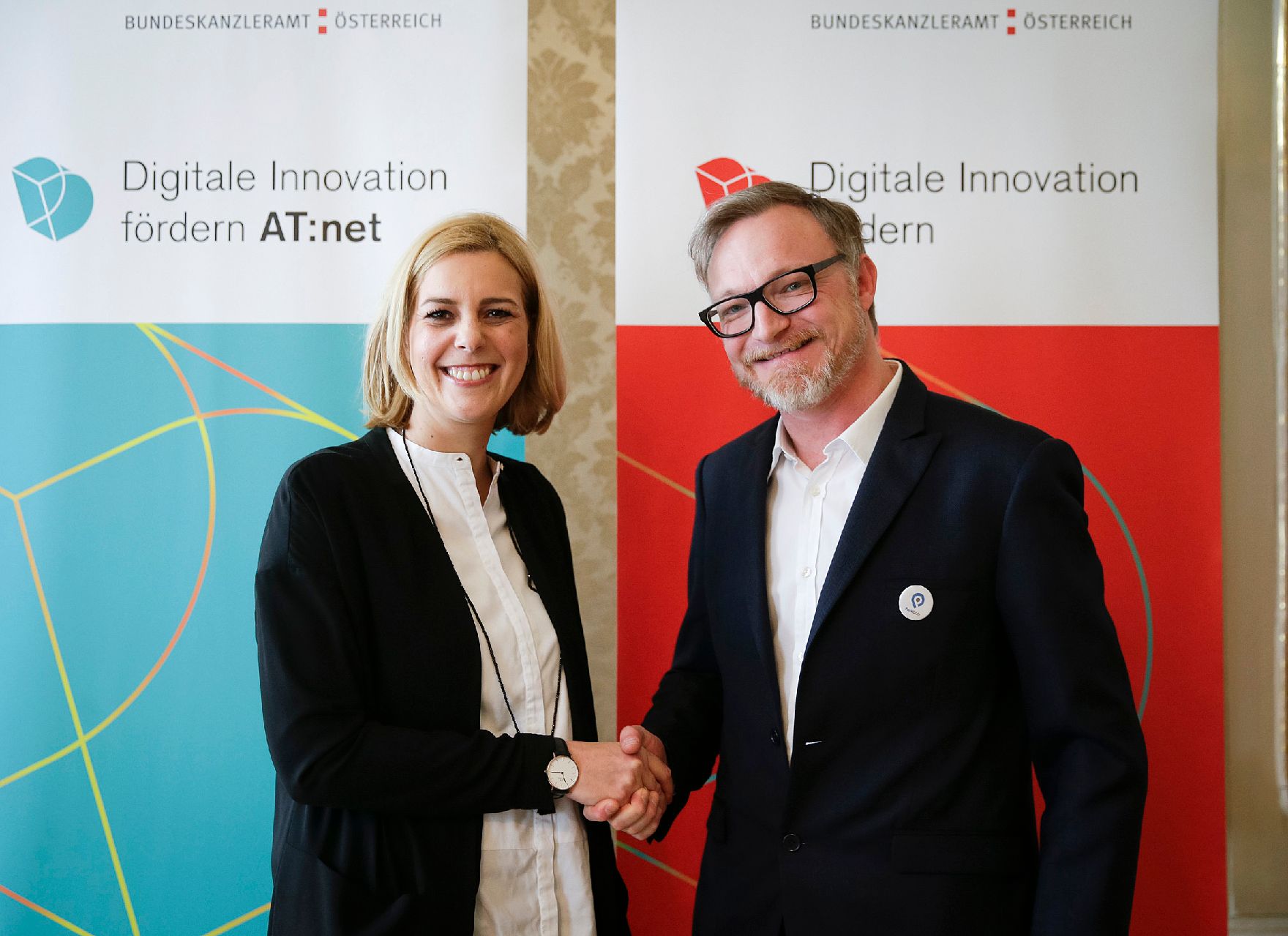 Am 2. Mai 2016 gab Staatssekretärin Sonja Steßl (l.) gemeinsam mit dem Parkbob-Gründer Christian Adelsberger (r.) eine Pressekonferenz zum Thema "Programm AT:net. Digitale Innovation fördern".