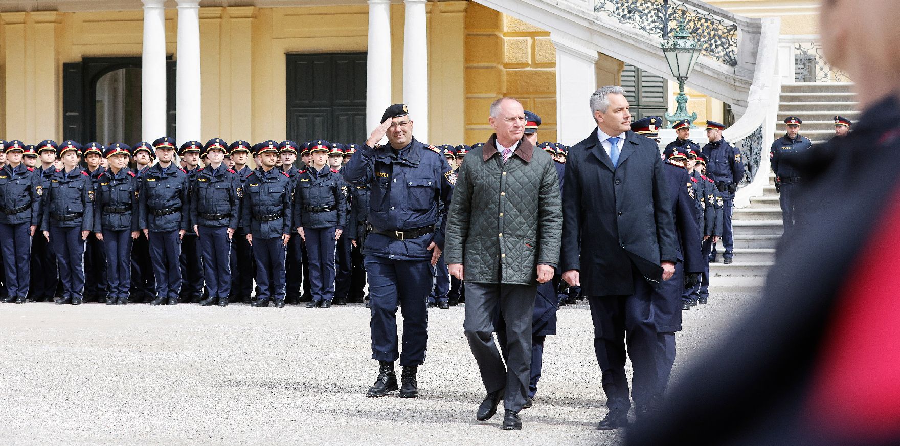 Am 25. April 2024 nahm Bundeskanzler Karl Nehammer (r.) gemeinsam mit Bundesminister Gerhard Karner (m.) an der Angelobung und Ausmusterung von Polizistinnen und Polizisten im Schloss Schönbrunn teil.