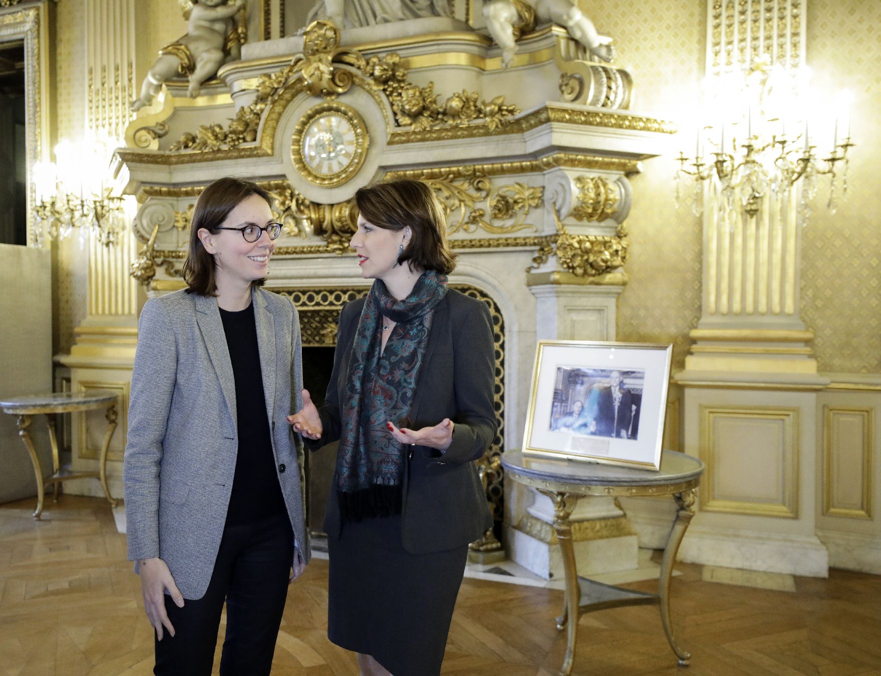 Am 9. Jänner 2020 traf Bundesministerin Karoline Edtstadler (r.) im Rahmen ihres Parisbesuchs die französische Staatssekretärin Amélie de Montchalin (l.) zu einem Arbeitsgespräch.