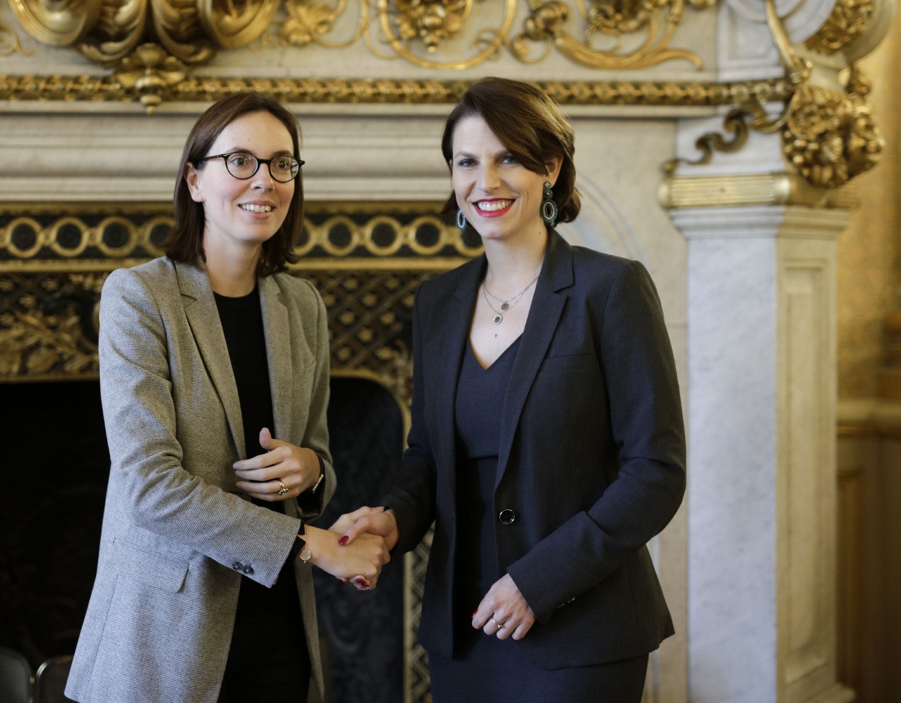 Am 9. Jänner 2020 traf Bundesministerin Karoline Edtstadler (r.) im Rahmen ihres Parisbesuchs die französische Staatssekretärin Amélie de Montchalin (l.) zu einem Arbeitsgespräch.
