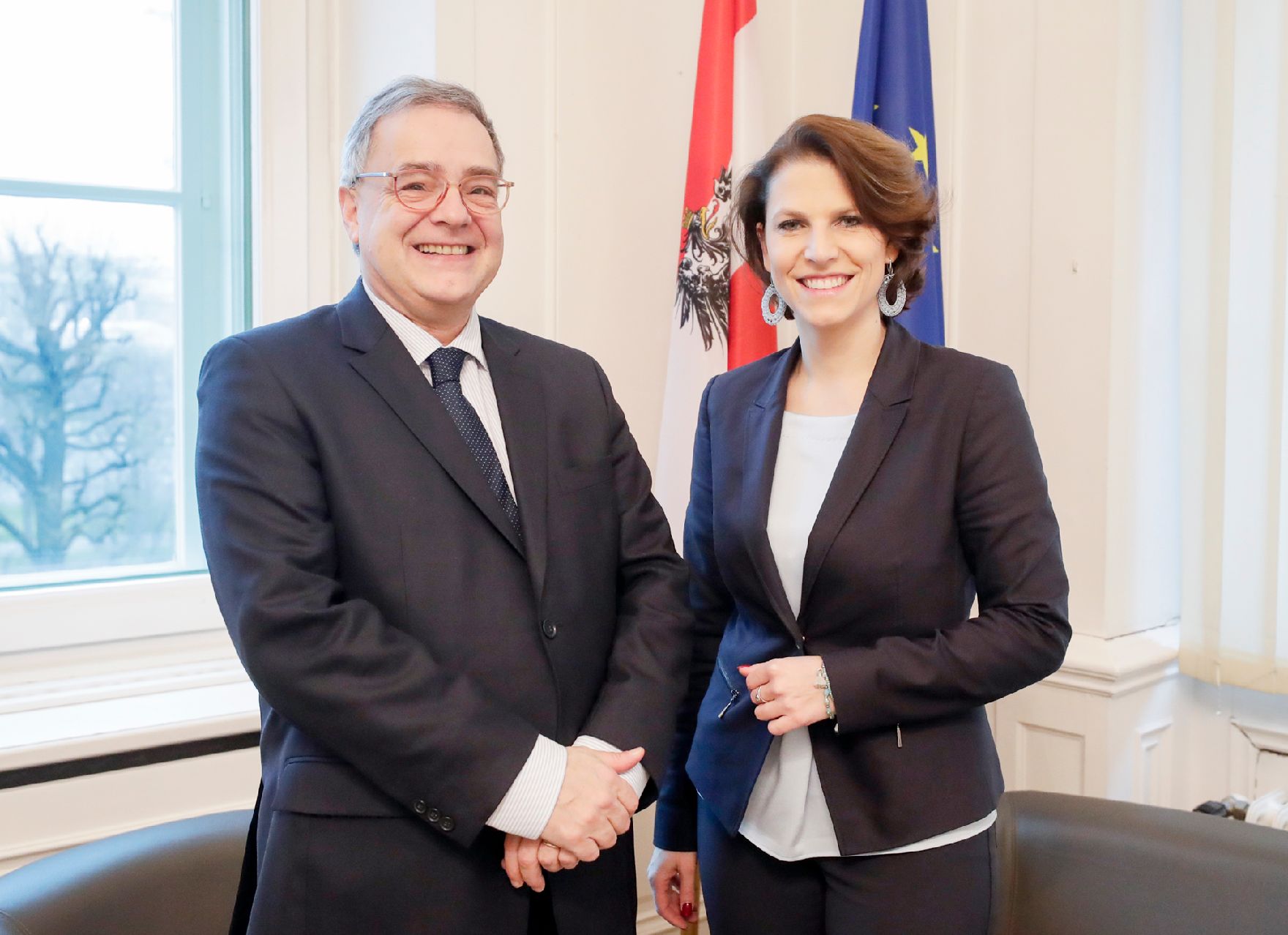 Am 14. Jänner 2020 empfing Bundesministerin Karoline Edtstadler (r.) den Französischen Botschafter François Saint-Paul (l.) zu einem Gespräch im Bundeskanzleramt.