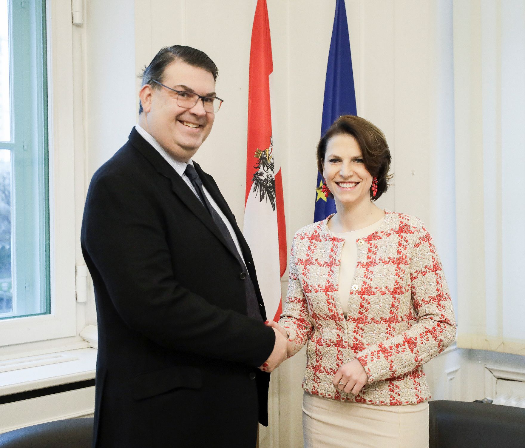 Am 15. Jänner 2020 empfing Bundesministerin Karoline Edtstadler (r.) den Präsident der IKG Oskar Deutsch (l.) zu einem Gespräch im Bundeskanzleramt.