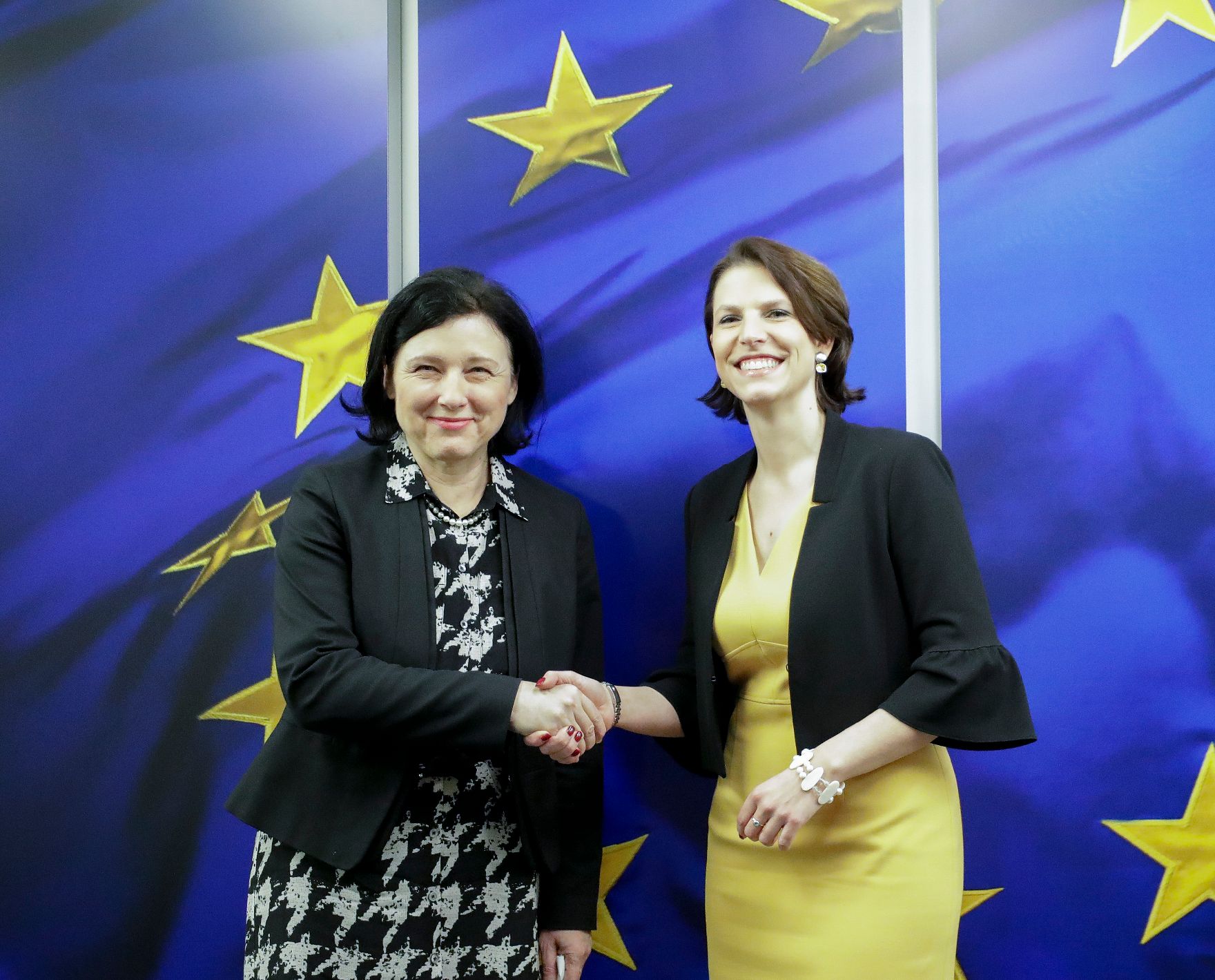 Am 20. Jänner 2020 reiste Bundesministerin Karoline Edtstadler (r.) zu einem Arbeitsbesuch nach Brüssel. Im Bild mit der Vizepräsidentin Věra Jourová (l.).