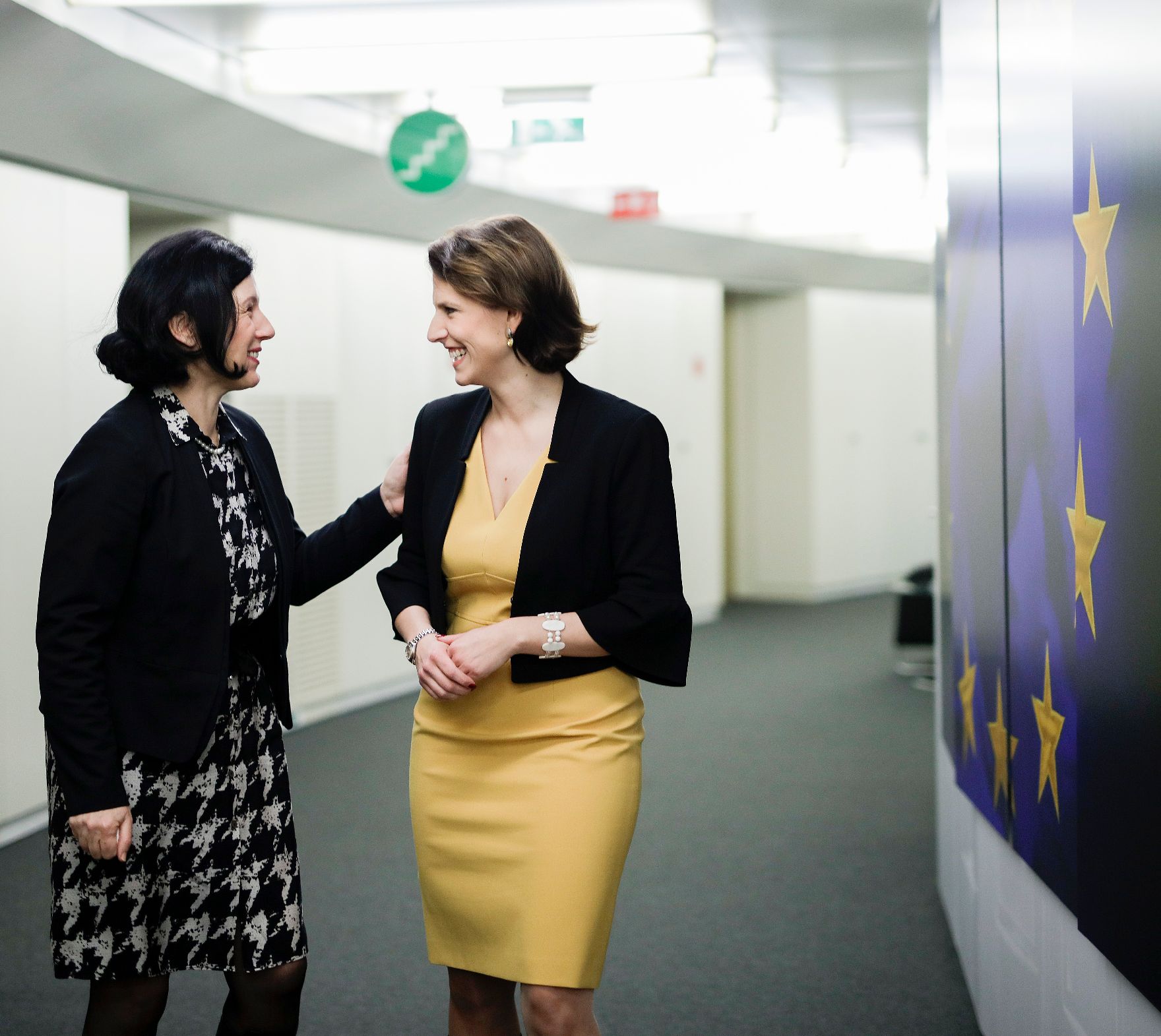 Am 20. Jänner 2020 reiste Bundesministerin Karoline Edtstadler (r.) zu einem Arbeitsbesuch nach Brüssel. Im Bild mit der Vizepräsidentin Věra Jourová (l.).