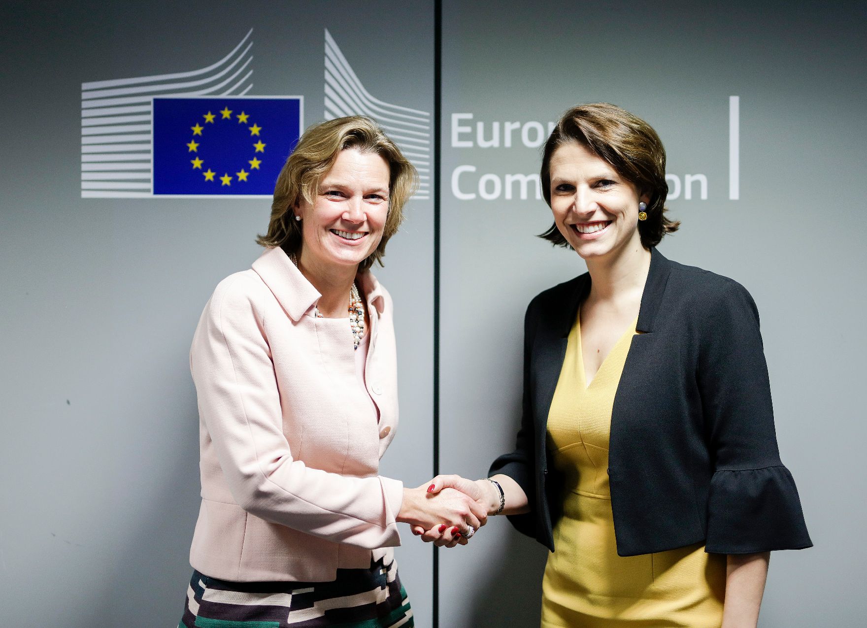 Am 20. Jänner 2020 reiste Bundesministerin Karoline Edtstadler (r.) zu einem Arbeitsbesuch nach Brüssel. Im Bild mit Katharina von Schnurbein (l.).