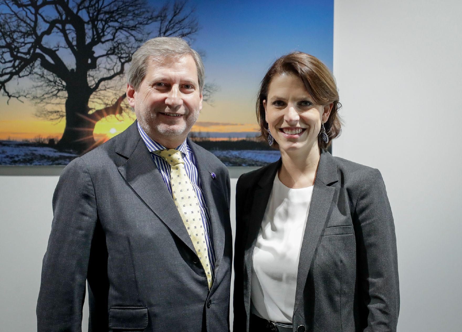 Am 7. Februar 2020 traf Bundesministerin Karoline Edtstadler (r.) Kommissar Johannes Hahn (l.) im rahmen der Hauptstädte-Tour.