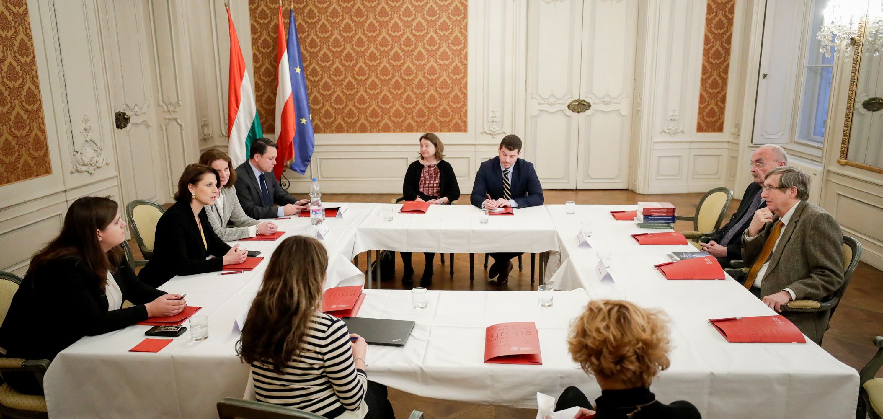 Am 10. Februar 2020 traf Bundesministerin Karoline Edtstadler Dieter-Anton Binder und Attila Pók zu einem Gespräch.
