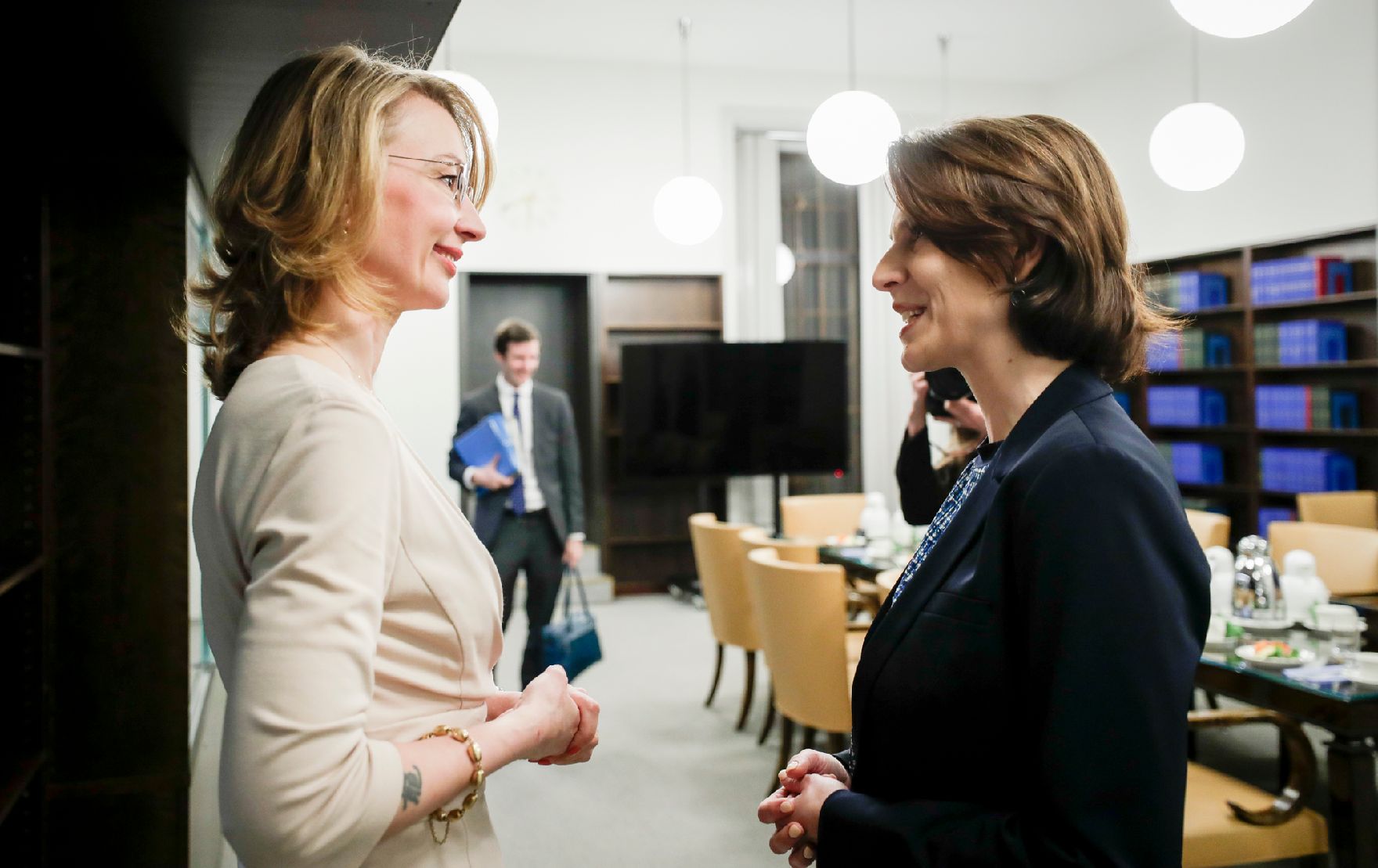 Am 6. Februar 2020 traf Bundesministerin Karoline Edtstadler (r.) die finnische Europaministerin Tytti Tuppurainen (l.) im rahmen der Hauptstädte-Tour.
