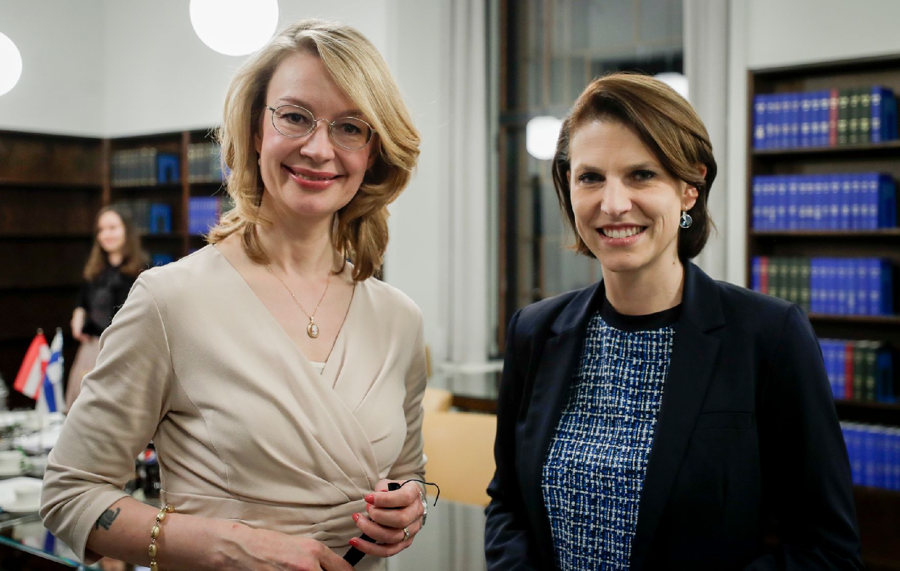 Am 6. Februar 2020 traf Bundesministerin Karoline Edtstadler (r.) die finnische Europaministerin Tytti Tuppurainen (l.) im rahmen der Hauptstädte-Tour.