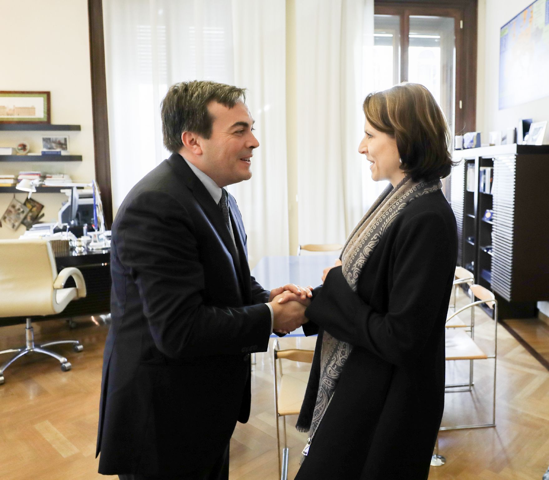 Am 13. Februar 2020 traf Bundesministerin Karoline Edtstadler (r.) im Rahmen ihrer Rom Reise den Minister für europäische Angelegenheiten Vincenzo Amendola (l.) zu einem Arbeitsgespräch.