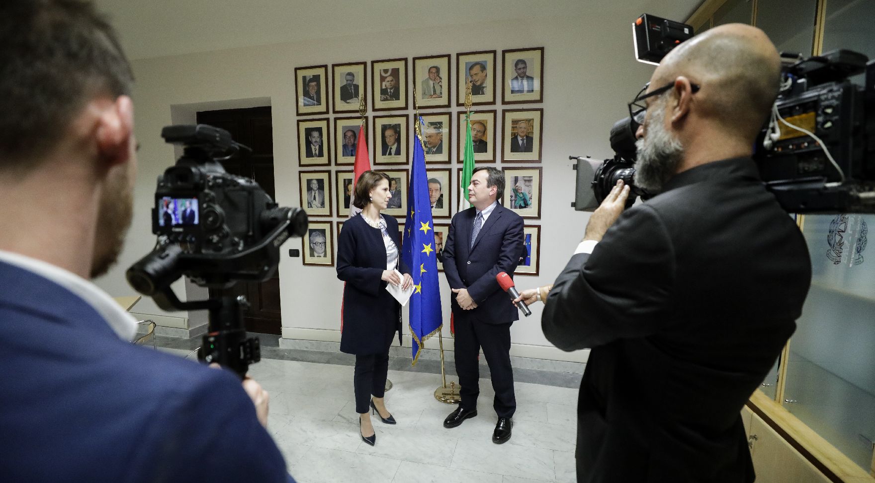 Am 13. Februar 2020 traf Bundesministerin Karoline Edtstadler (l.) im Rahmen ihrer Rom Reise den Minister für europäische Angelegenheiten Vincenzo Amendola (r.) zu einem Arbeitsgespräch.