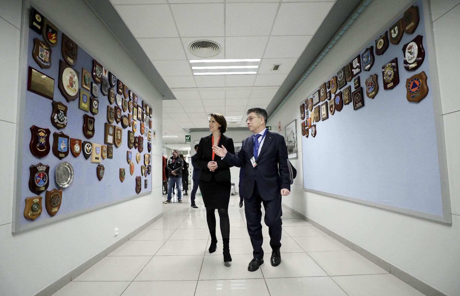 Am 14. Februar 2020 besuchte Bundesministerin Karoline Edtstadler (l.) im Rahmen ihrer Madrid Reise das Satellitenzentrum der Europäischen Union in Torrejon. Im Bild mit dem stellvertretenden Direktor Giuseppe D'Amico. (r.).