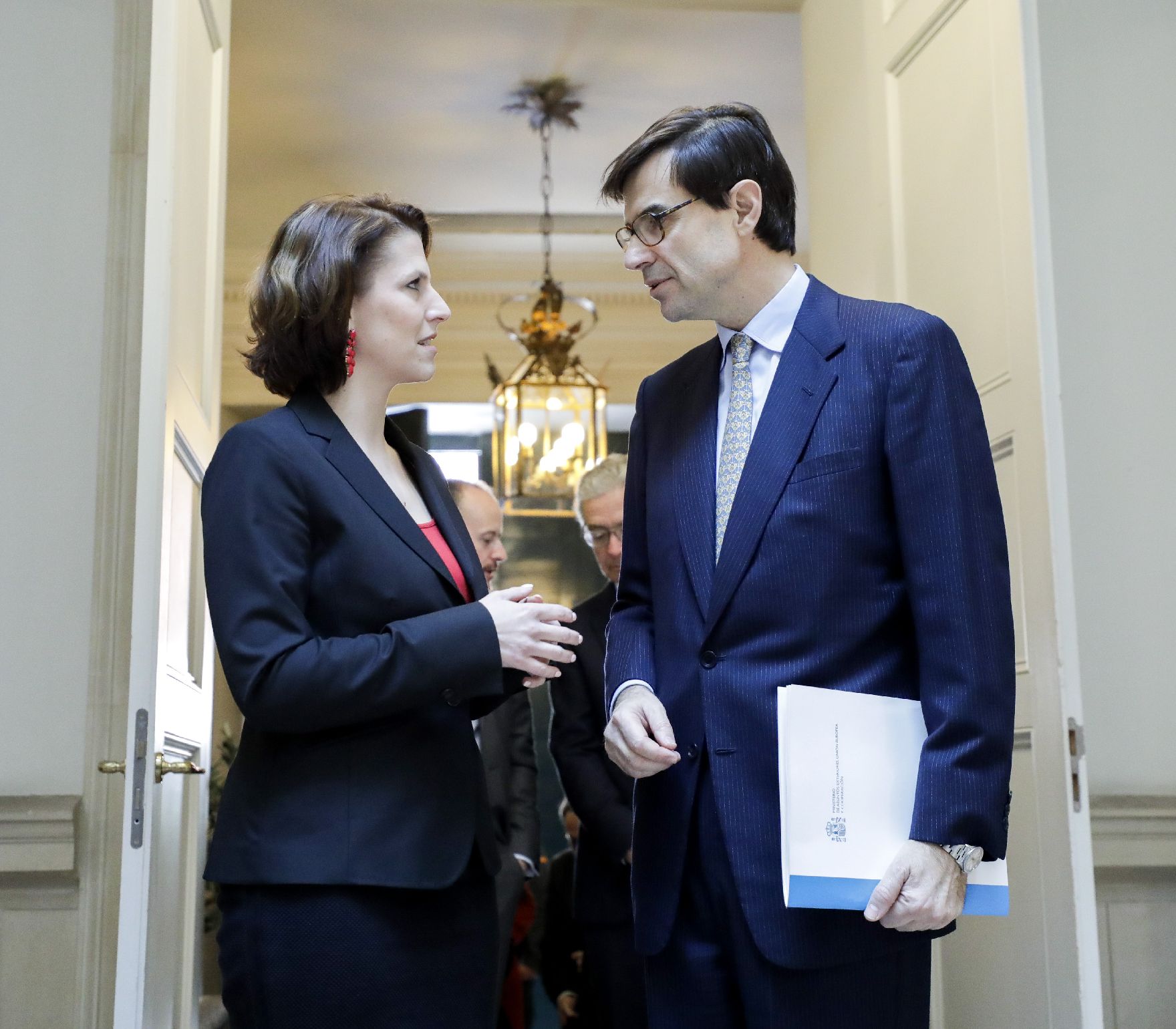 Am 14. Februar 2020 traf Bundesministerin Karoline Edtstadler (l.) im Rahmen ihrer Madrid Reise den EU-Staatssekretär Juan González-Barba Pera (r.) zu einem Arbeitsgespräch.