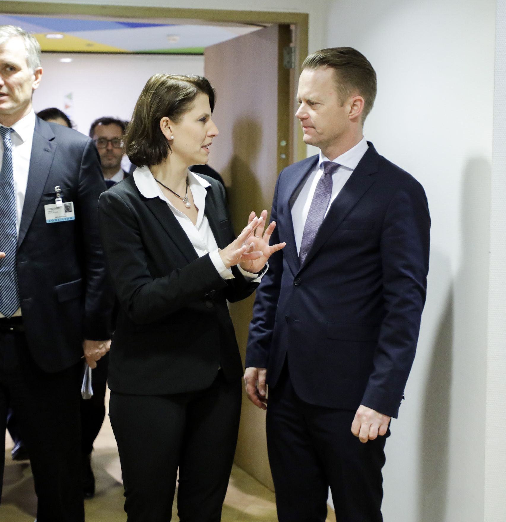 Am 17. Februar 2020 nahm Bundesministerin Karoline Edtstadler (l.) am Rat für Allgemeine Angelegenheiten in Brüssel teil. Im Bild mit dem dänischen Minister Jeppe Kofod (r.).