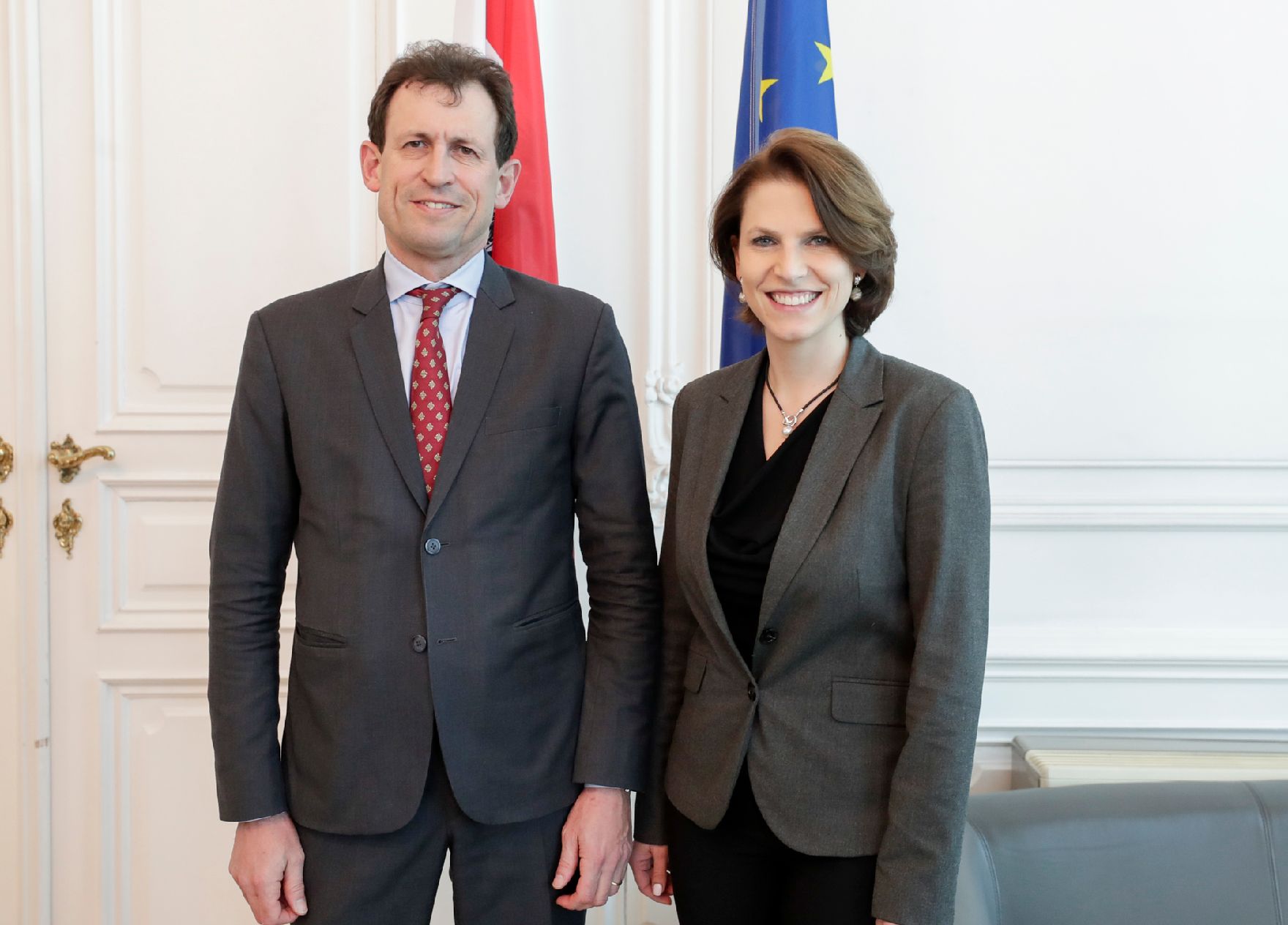 Am 20. Februar 2020 empfing Bundesministerin Karoline Edtstadler (r.) Verfassungsgerichtshof Präsident Christoph Grabenwarter (l.) zu einem Arbeitsgespräch in ihrem Büro.