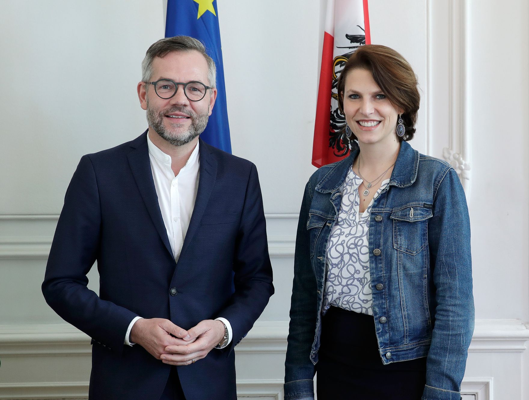 Am 27. Februar 2020 empfing Bundesministerin Karoline Edtstadler (r.) den deutschen Staatsminister für Europa Michael Roth (l.) zu einem Arbeitsgespräch in ihrem Büro.