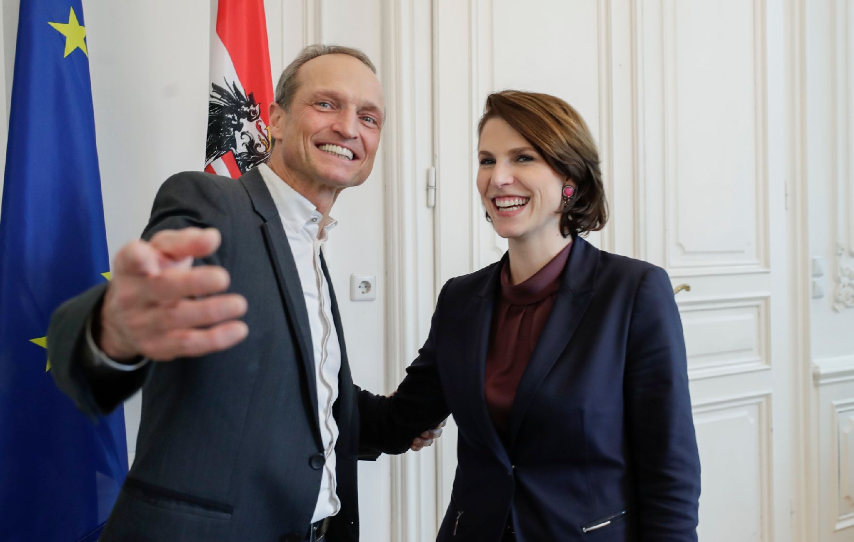 Am 28. Februar 2020 empfing Bundesministerin Karoline Edtstadler (r.) den Abgeordneten zum Nationalrat Wolfgang Gerstl (l.) zu einem Gespräch.