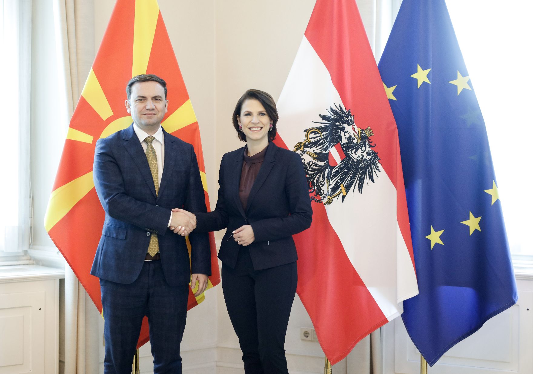 Am 28. Februar 2020 empfing Bundesministerin Karoline Edtstadler (r.) den Vize-Premierminister von Nordmazedonien, Bujar Osmani (l.) zu einem Gespräch.