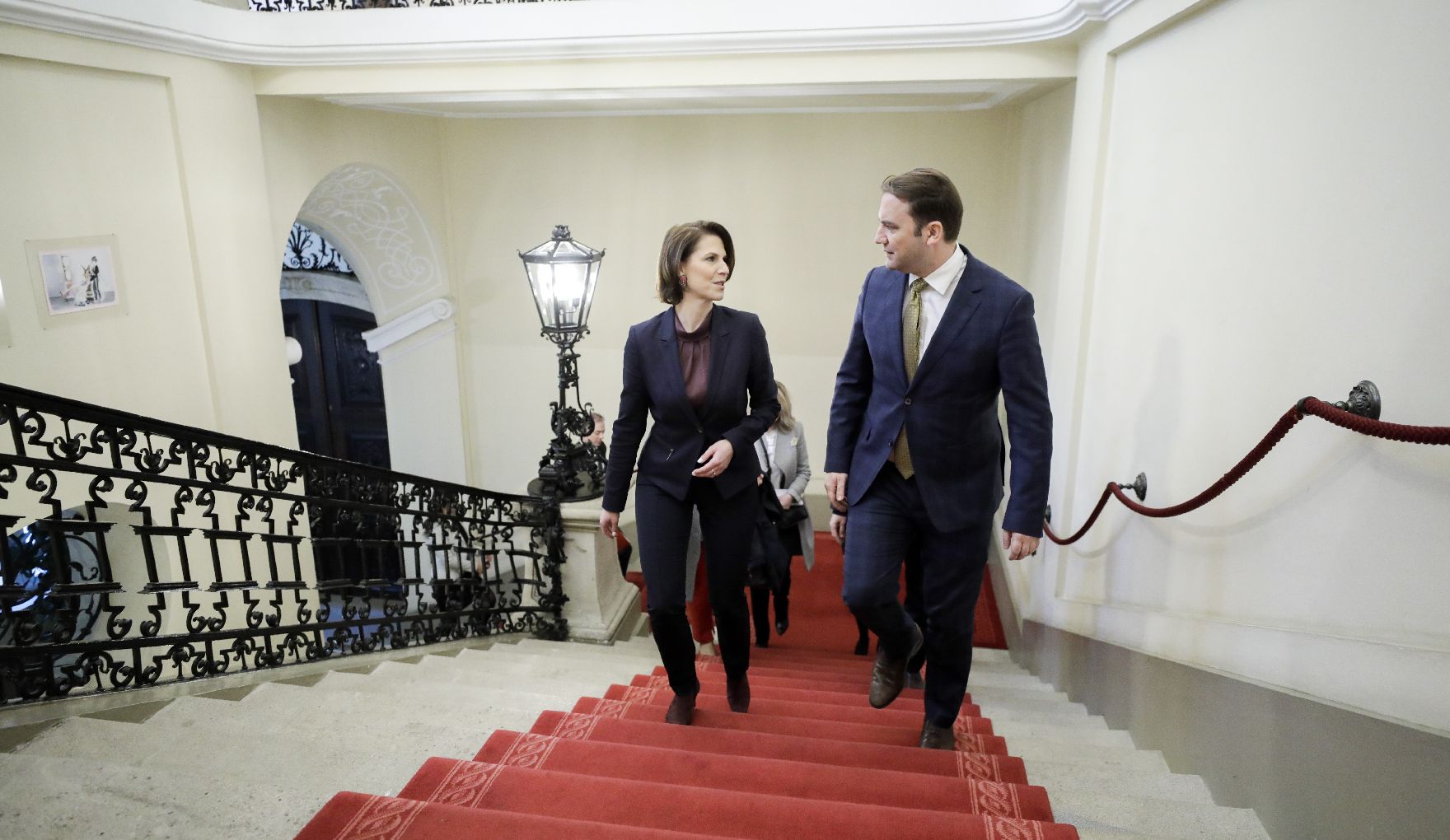 Am 28. Februar 2020 empfing Bundesministerin Karoline Edtstadler (l.) den Vize-Premierminister von Nordmazedonien, Bujar Osmani (r.) zu einem Gespräch.