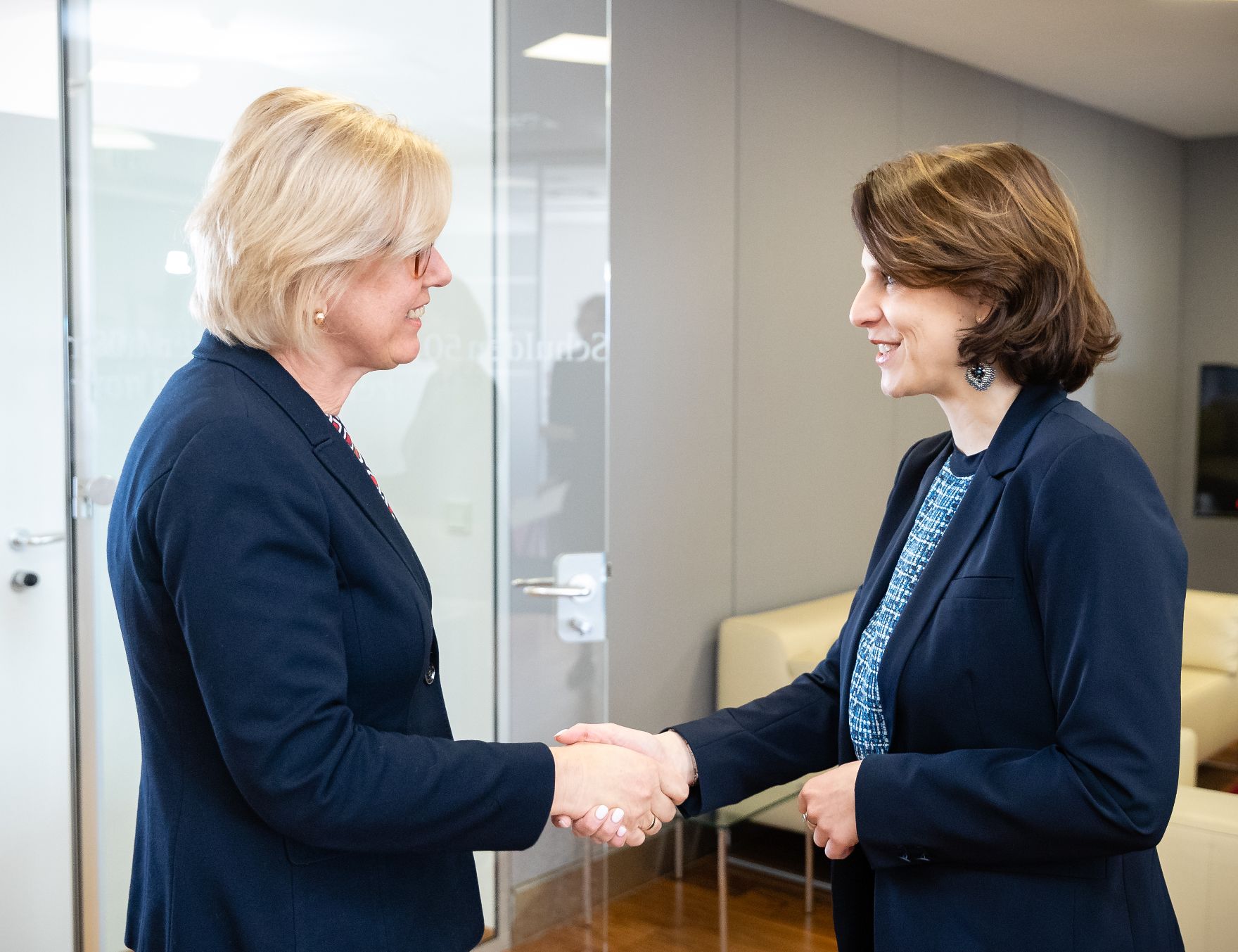 Am 10. März 2020 traf Bundesministerin Karoline Edtstadler (r.) die Präsidentin des Rechnungshofes Österreich Margit Kraker (l.) zu einem Arbeitsgespräch.