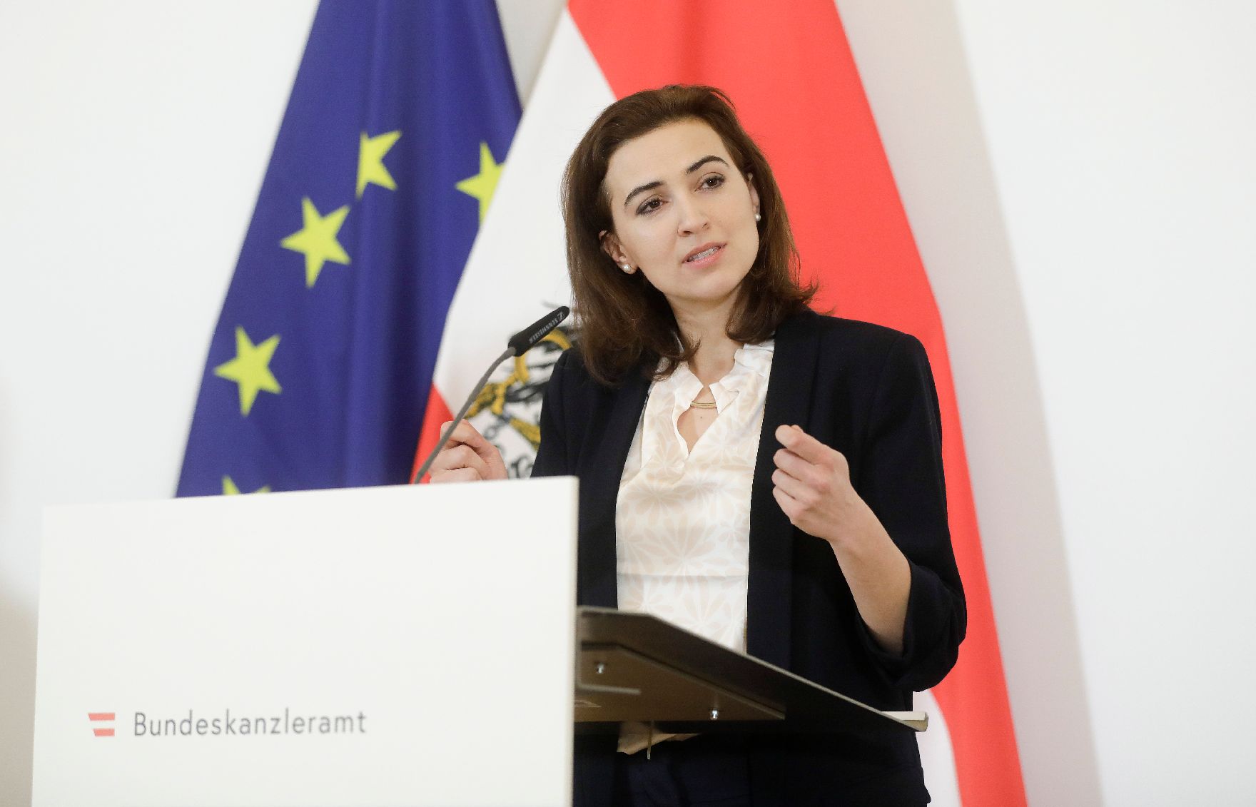 Am 17. März 2020 fand eine Pressekonferenz zu den neuesten Entwicklungen in Sachen Coronavirus statt. Im Bild Bundesministerin Alma Zadić.