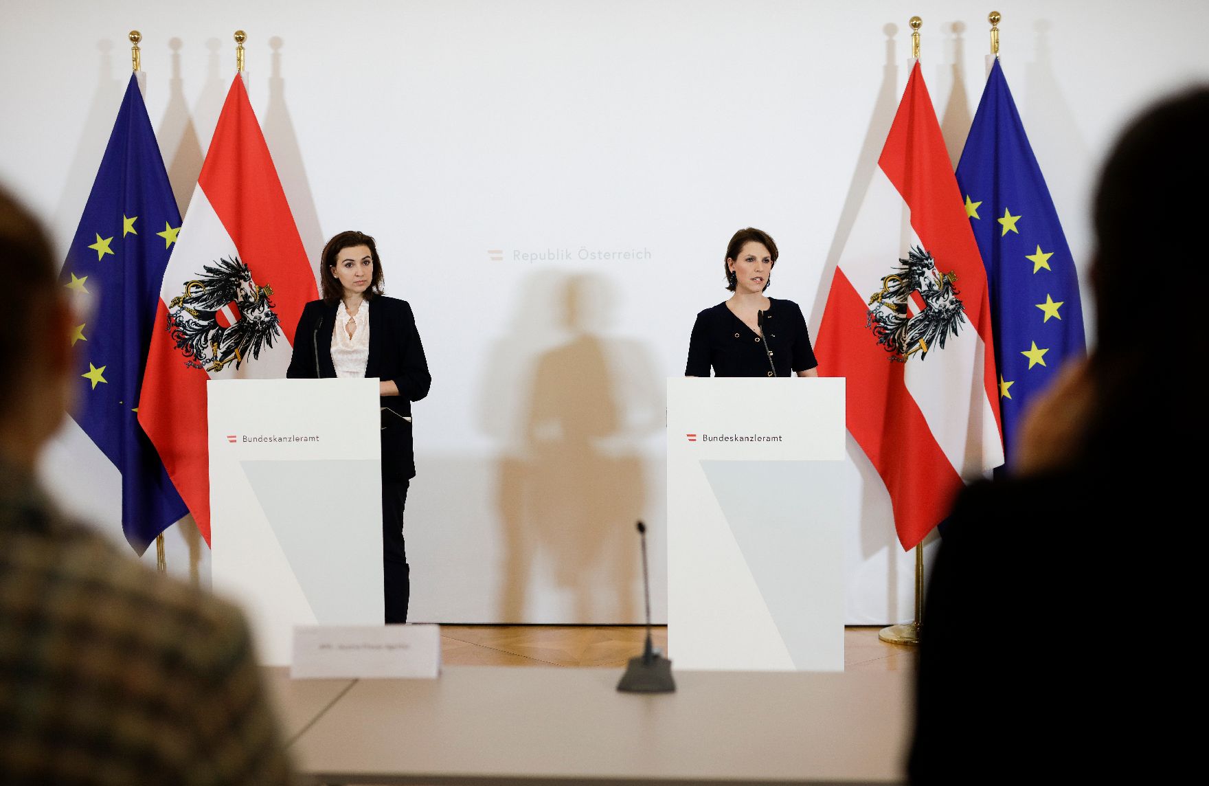 Am 17. März 2020 fand eine Pressekonferenz zu den neuesten Entwicklungen in Sachen Coronavirus statt. Im Bild Bundesministerin Karoline Edtstadler (r.) mit Bundesministerin Alma Zadić (l.).