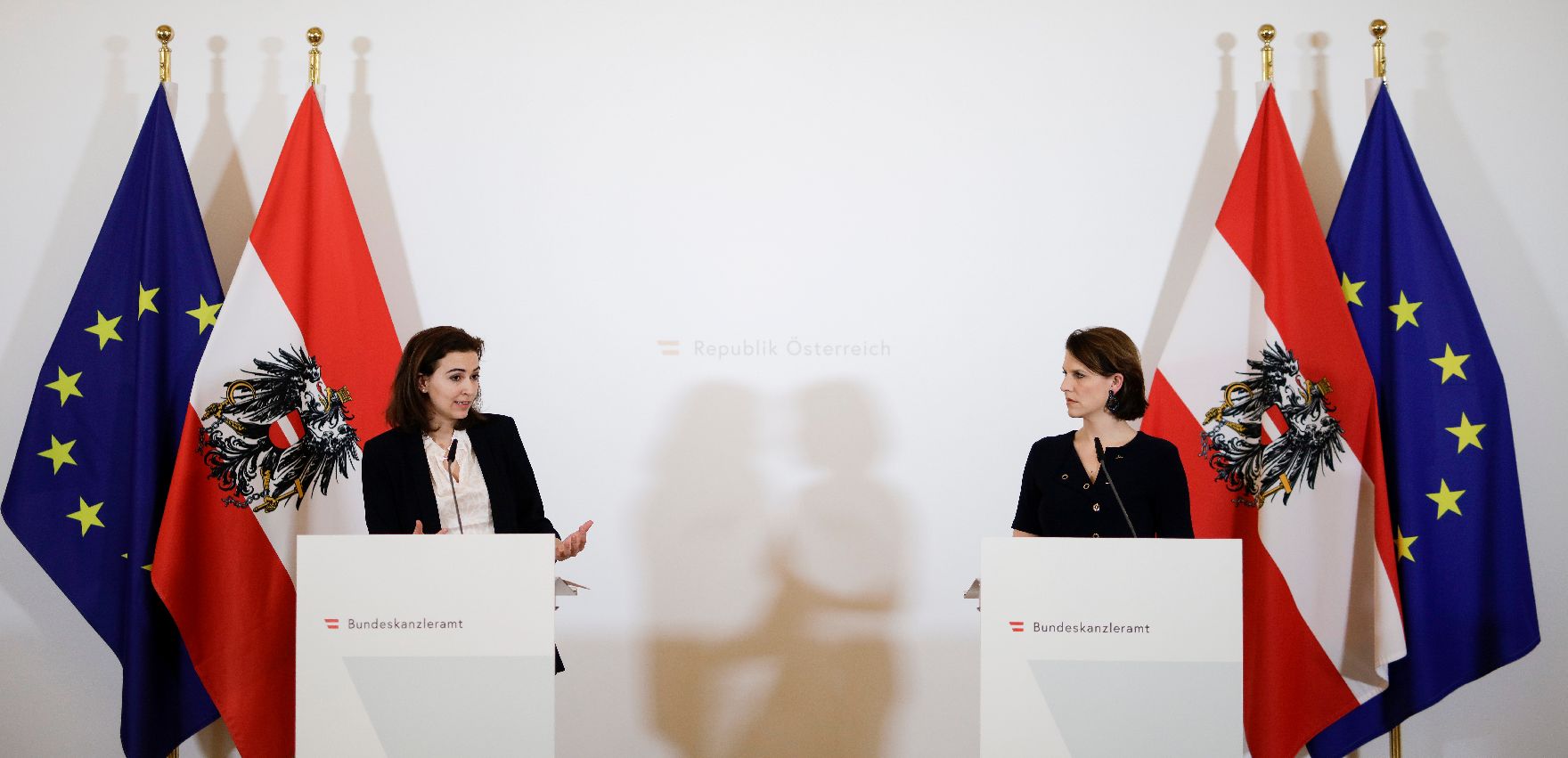 Am 17. März 2020 fand eine Pressekonferenz zu den neuesten Entwicklungen in Sachen Coronavirus statt. Im Bild Bundesministerin Karoline Edtstadler (r.) mit Bundesministerin Alma Zadić (l.).
