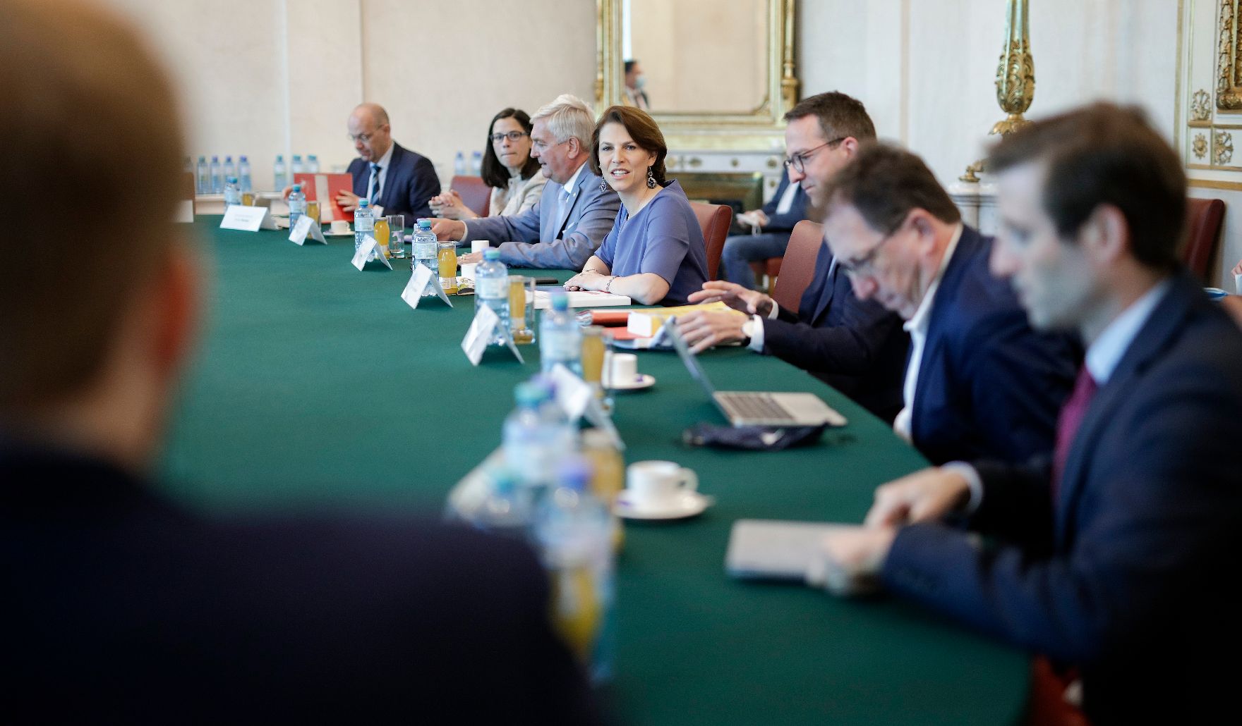 Am 4. Juni 2020 fand ein Roundtable zum Transparenzpaket statt. Im Bild Bundesministerin Karoline Edtstadler (m.r.).