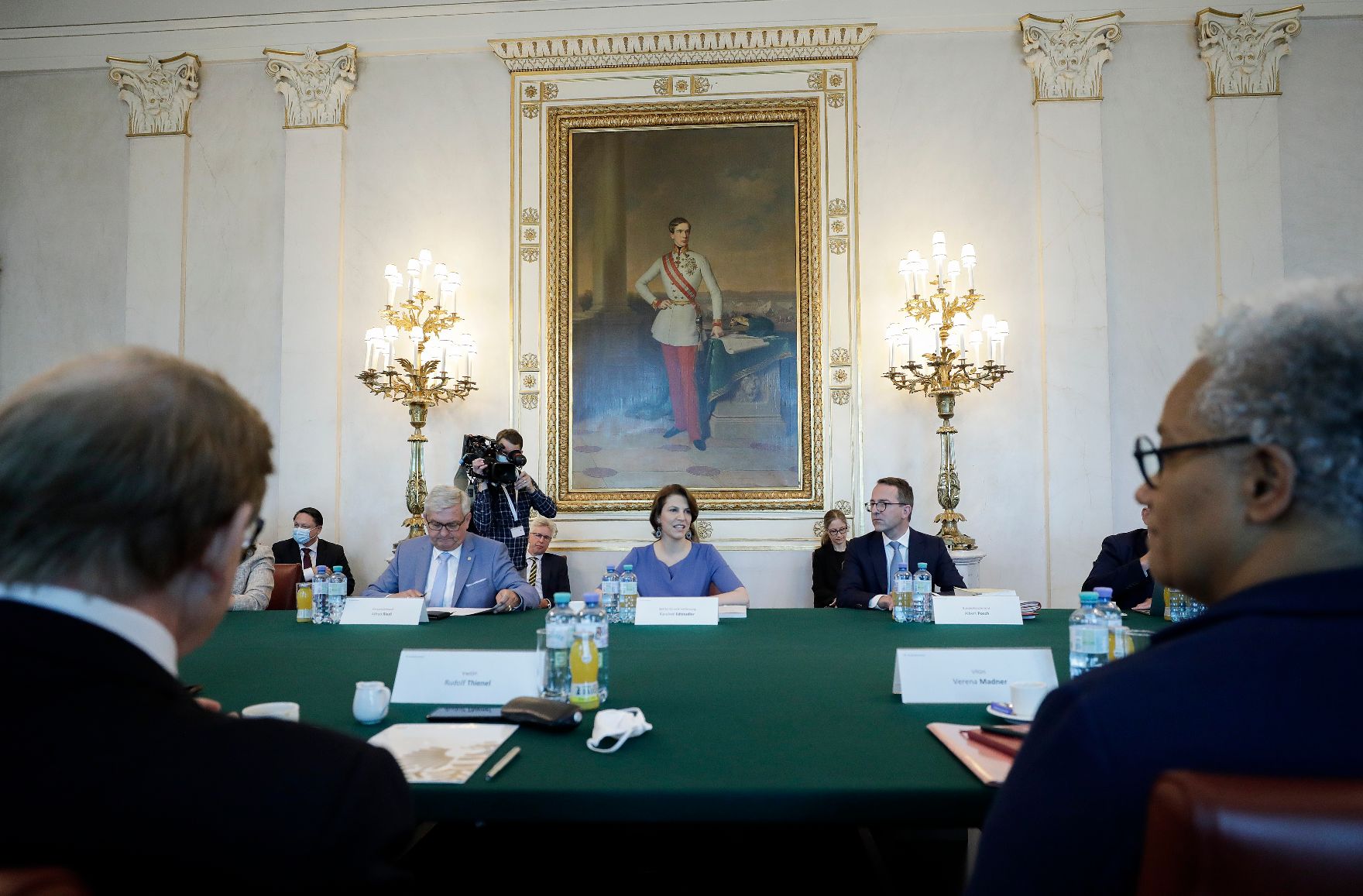 Am 4. Juni 2020 fand ein Roundtable zum Transparenzpaket statt. Im Bild Bundesministerin Karoline Edtstadler (m.).