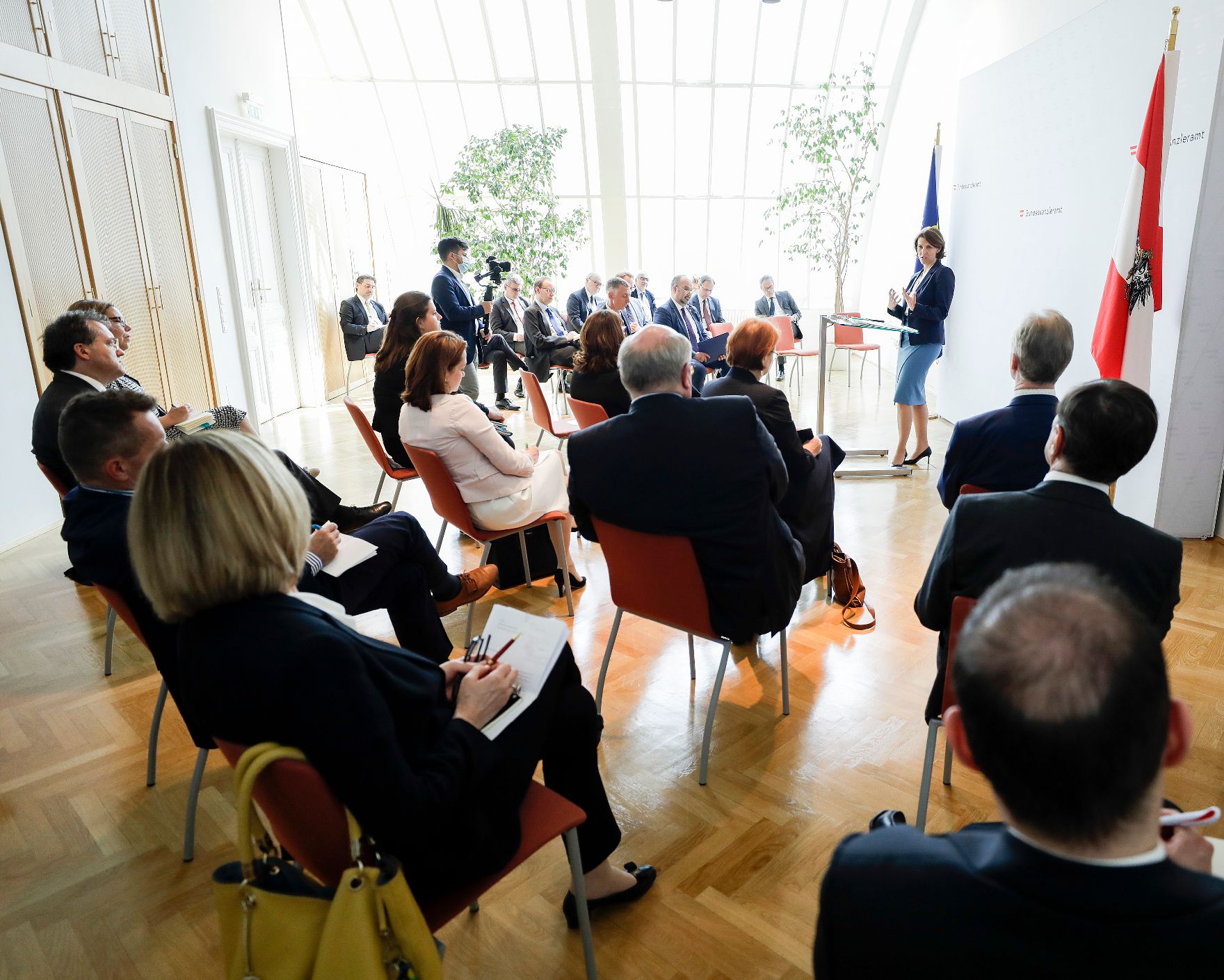 Am 9. Juni 2020 lud Bundesministerin Karoline Edtstadler EU-Botschafter zum Gespräch zum Start von „Unsere Zukunft – EU neu denken“.