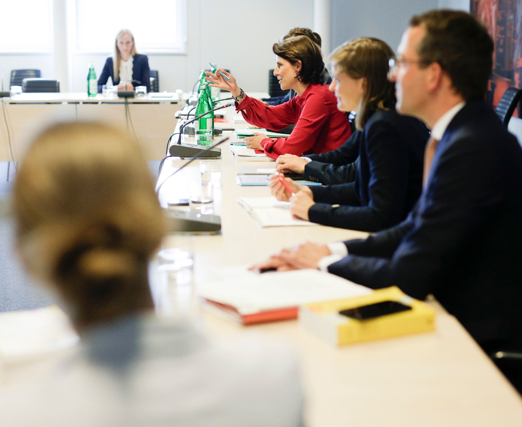 Am 18. Juni 2020 traf Bundesministerin Karoline Edtstadler (m.) die Verfassungssprecher aller im Nationalrat vertretenen Parteien zu einem Arbeitsgespräch zum Thema „Transparenzpaket“.