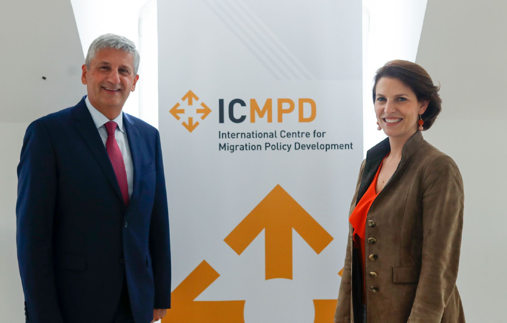 Am 23. Juni 2020 traf Bundesministerin Karoline Edtstadler (r.) den Generaldirektor des Internationalen Zentrums für die Entwicklung der Migrationspolitik Michael Spindelegger (l.).