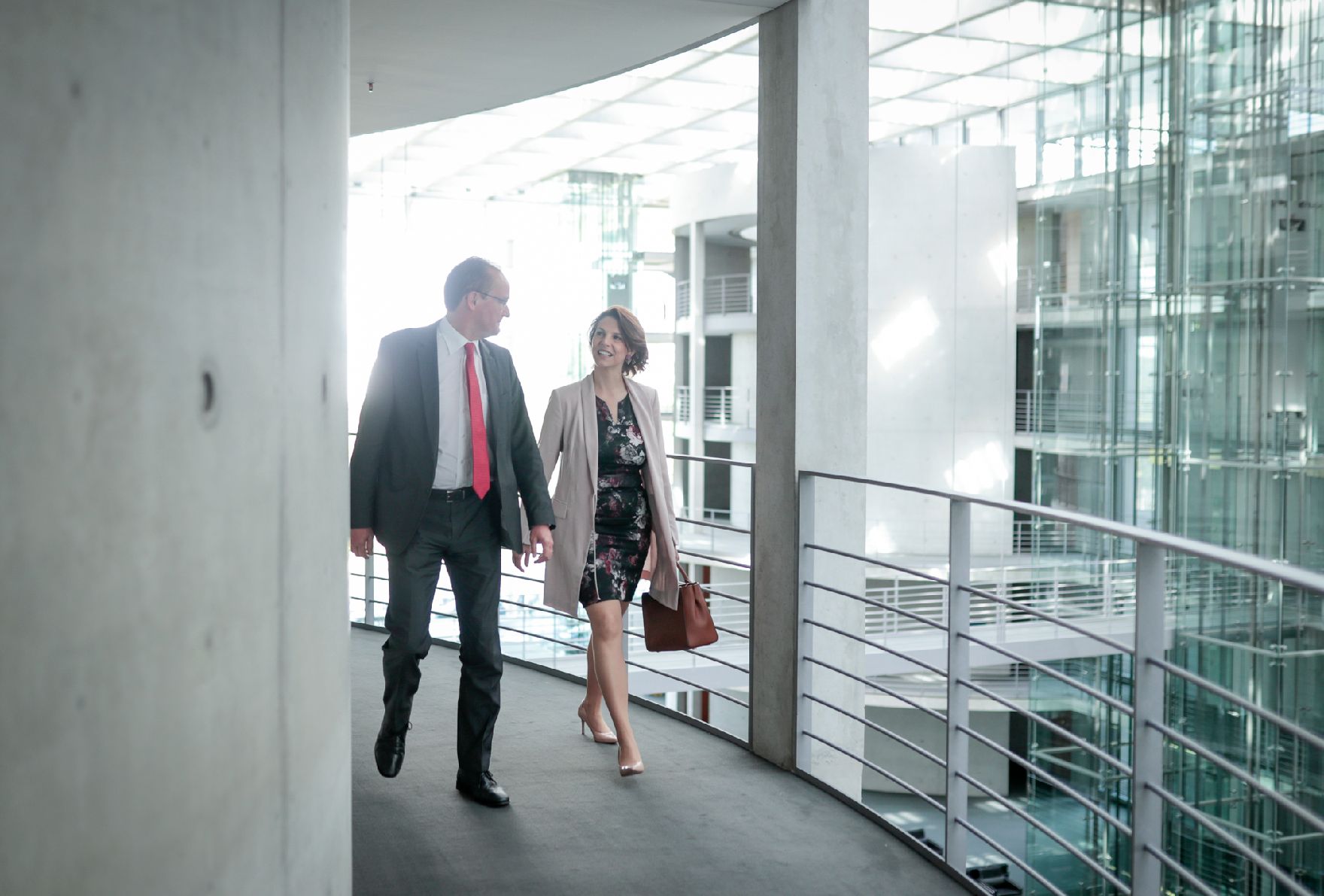 Am 30. Juni 2020 reiste Bundesministerin Karoline Edtstadler (r.) nach Berlin. Im Bild beim Arbeitsgespräch mit dem Vorsitzenden des Ausschuss für die Angelegenheiten der Europäischen Union Gunther Krichbaum (l.).