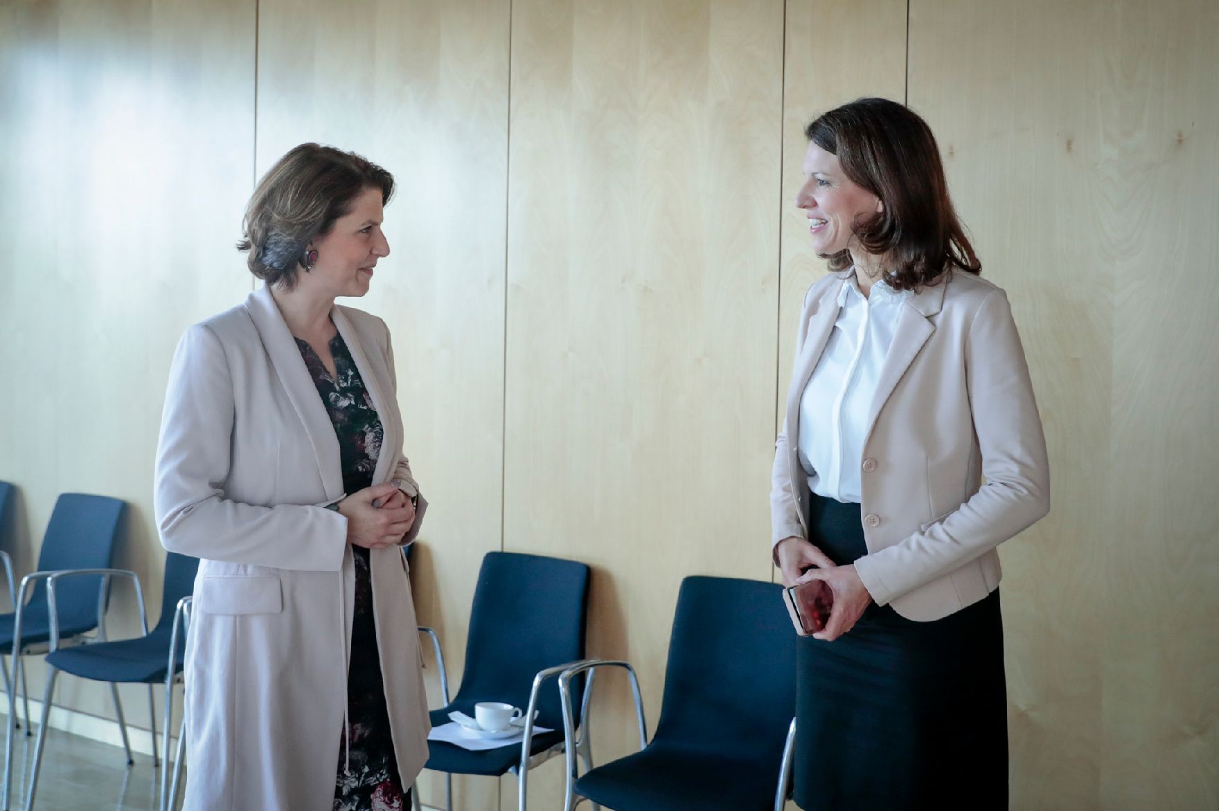 Am 30. Juni 2020 reiste Bundesministerin Karoline Edtstadler (l.) nach Berlin. Im Bild beim Arbeitsgespräch mit der Stellvertretenden Vorsitzenden der CDU/CSU-Bundestagsfraktion Katja Leikert (r.).