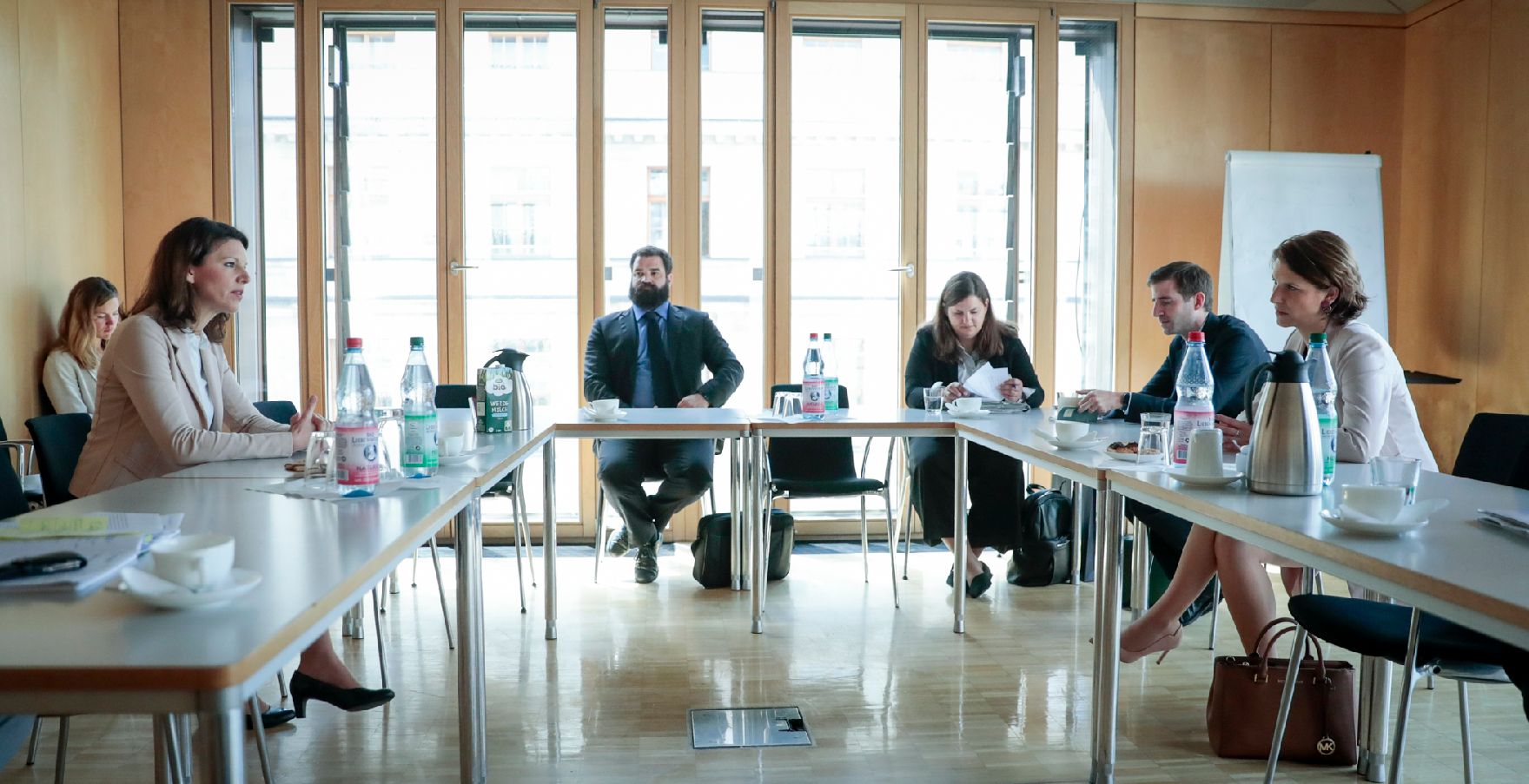 Am 30. Juni 2020 reiste Bundesministerin Karoline Edtstadler (r.) nach Berlin. Im Bild beim Arbeitsgespräch mit der Stellvertretenden Vorsitzenden der CDU/CSU-Bundestagsfraktion Katja Leikert (2.v.l.).