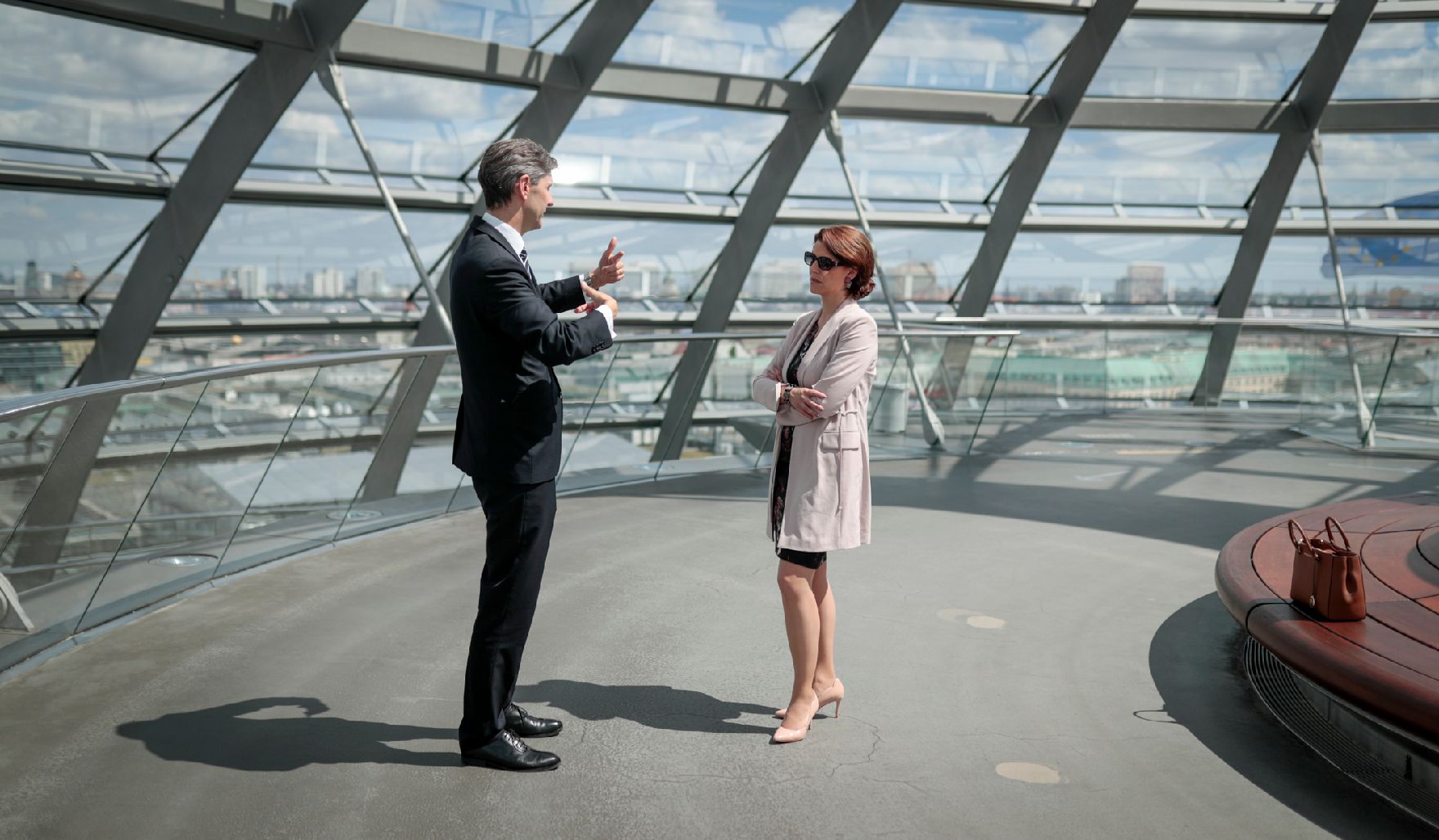 Am 30. Juni 2020 reiste Bundesministerin Karoline Edtstadler (r.) nach Berlin. Im Bild beim Arbeitsgespräch mit dem Mitgründer und Vorsitzenden des Think Tanks European Stability Initiative Gerald Knaus (l.).