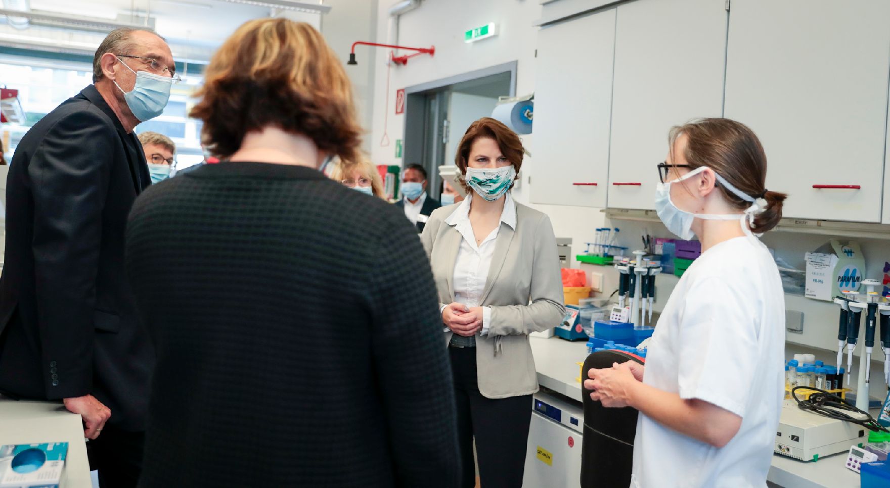 Am 29. Juni 2020 besuchte Bundesministerin Karoline Edtstadler (2.v.r.) die St. Anna Kinderkrebsforschung. Im Bild mit Bundesminister Heinz Faßmannn (l.).