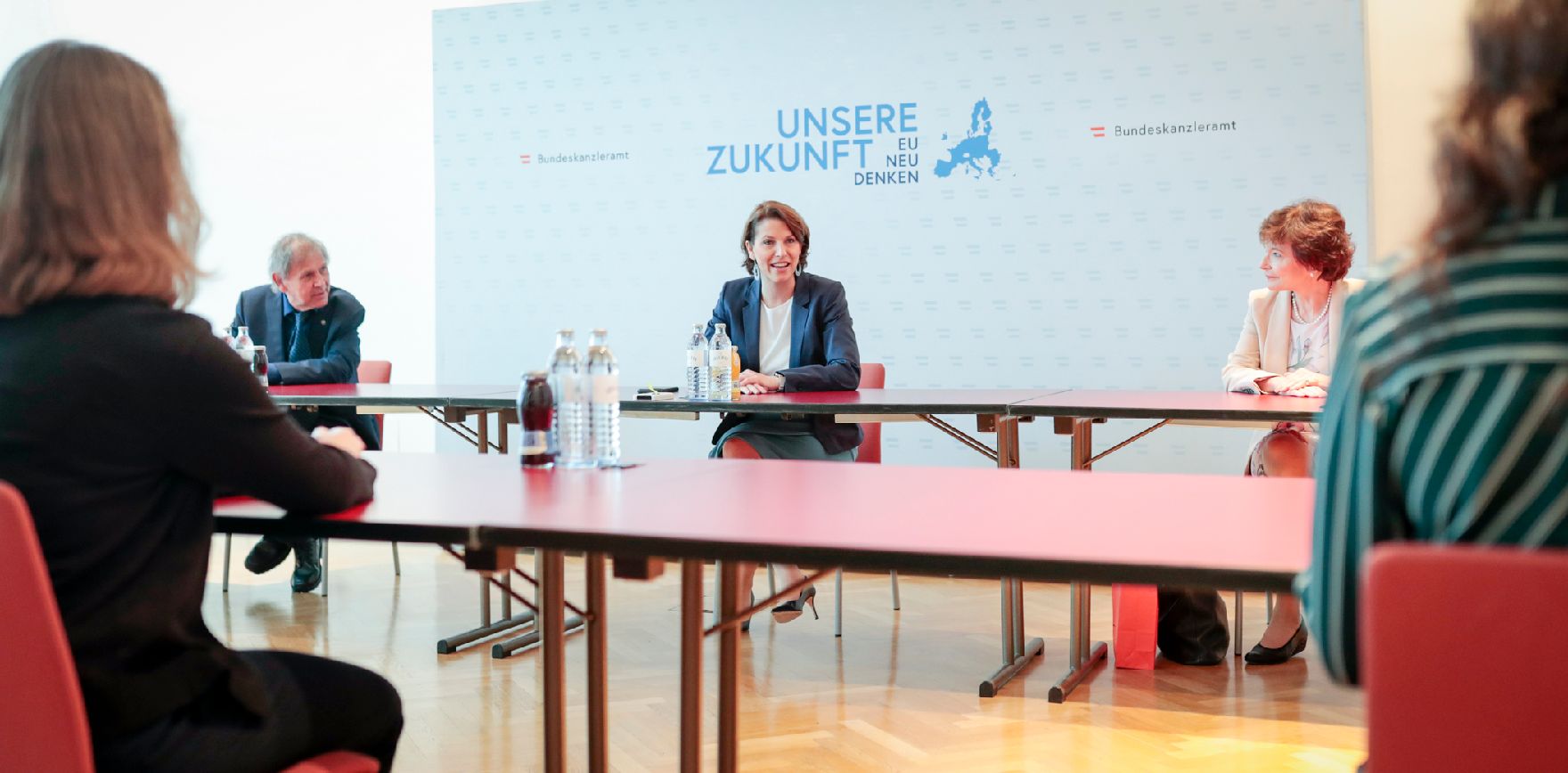 Am 2. Juli 2020 lud Bundesministerin Karoline Edtstadler (m.) Schülerinnen und Schüler zu einer Diskussionsrunde ins Bundeskanzleramt ein.