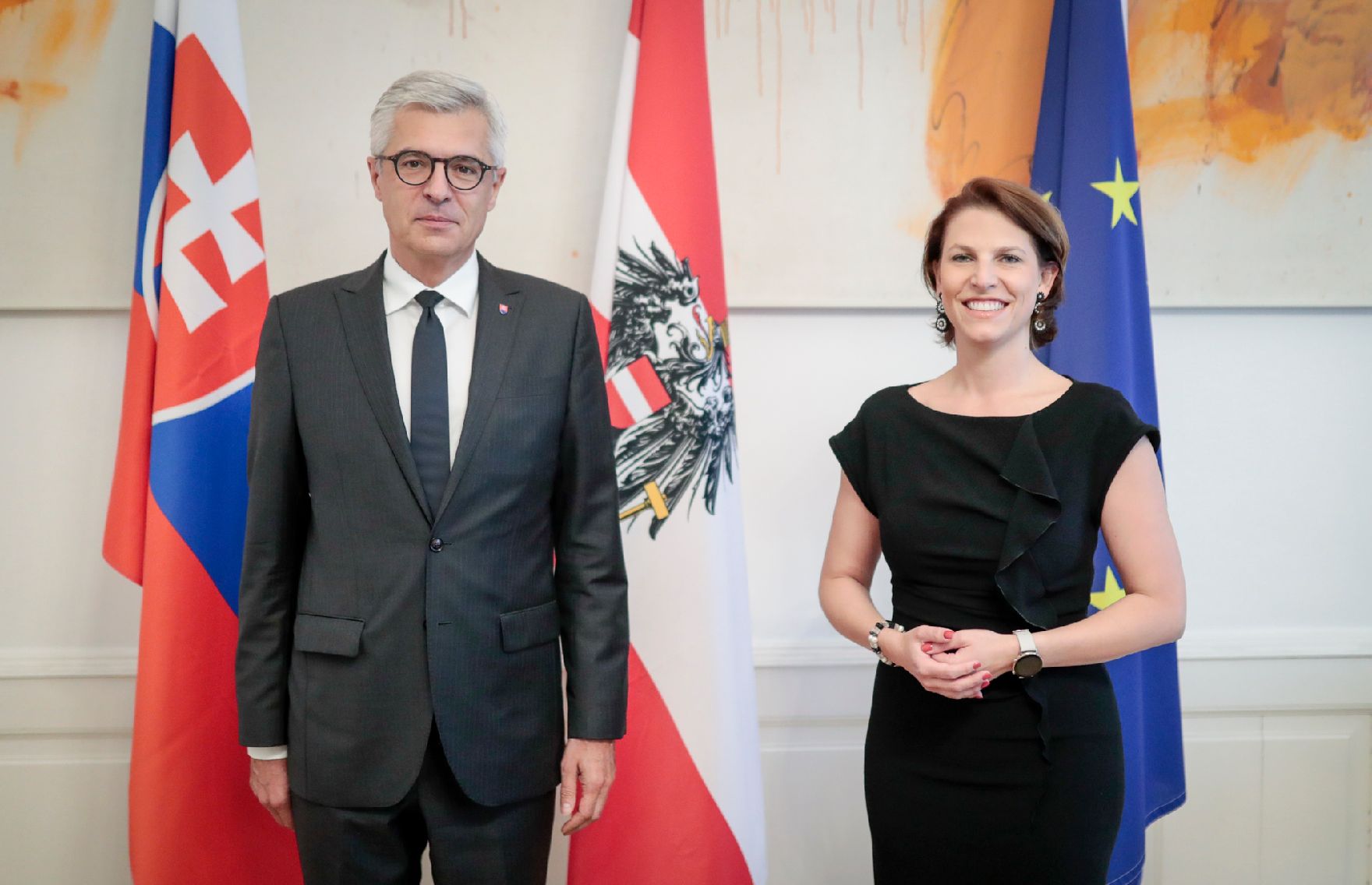 Am 9. Juli 2020 empfing Bundesministerin Karoline Edtstadler (r.) den slowakischer Außenminister Ivan Korčok (l.) zu einem Arbeitsgespräch.