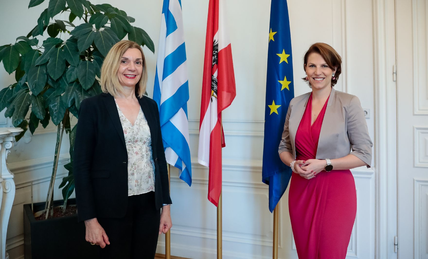 Am 13. Juli 2020 empfing Bundesministerin Karoline Edtstadler (r.) die Botschafterin der Hellenischen Republik Catherine Koika (l.) zu einem Arbeitsgespräch.