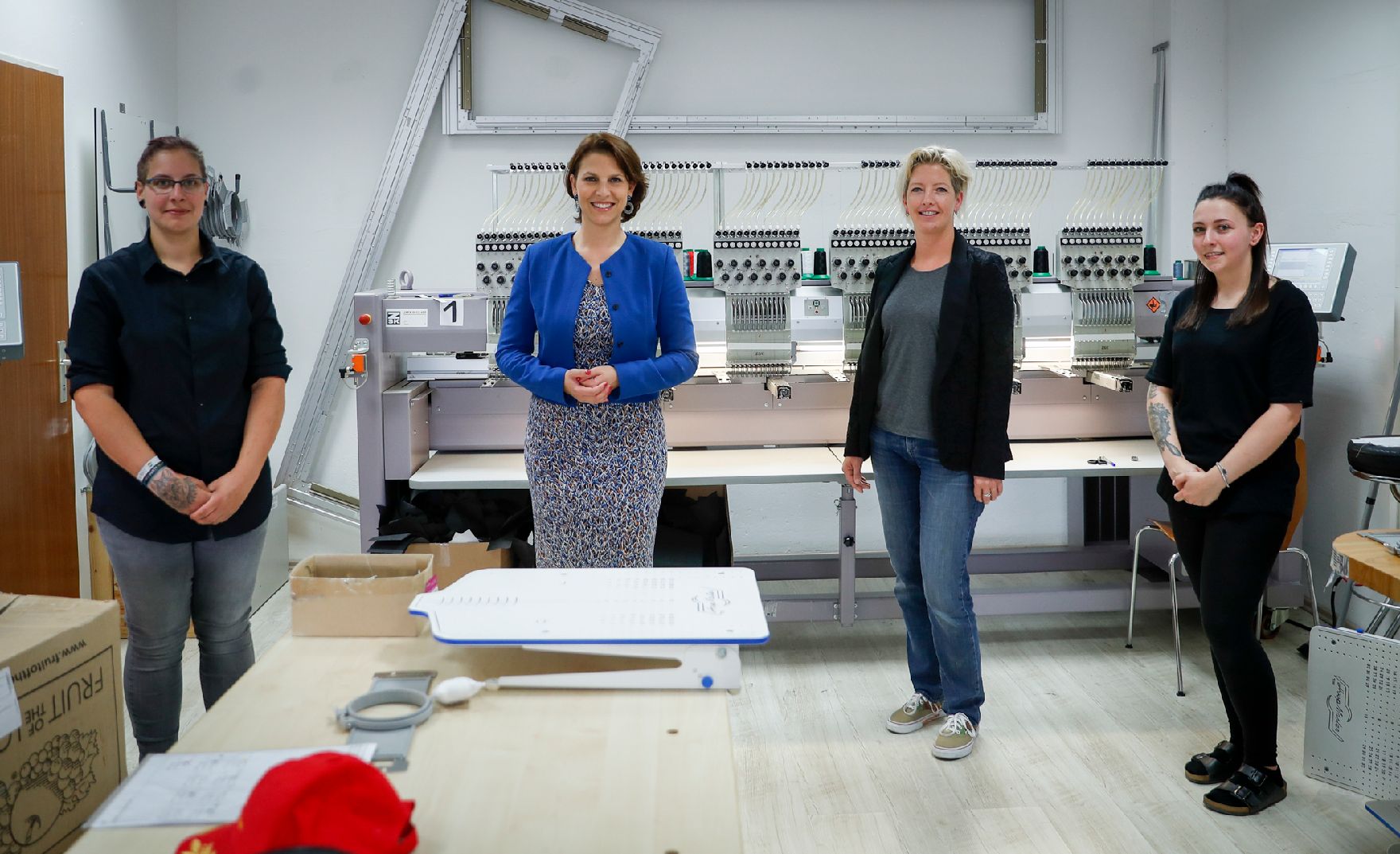 Am 17. Juli 2020 reiste Bundesministerin Karoline Edtstadler (m.l.) anlässlich eines Bundesländertags nach Salzburg. Im Bild beim Besuch der design M.W Maschinenstickerei.