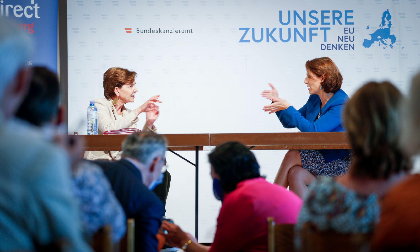 Am 17. Juli 2020 reiste Bundesministerin Karoline Edtstadler (r.) anlässlich eines Bundesländertags nach Salzburg. Im Bild beim Dialog über die Zukunft der EU mit Landtagspräsidentin Brigitta Pallauf (l.).