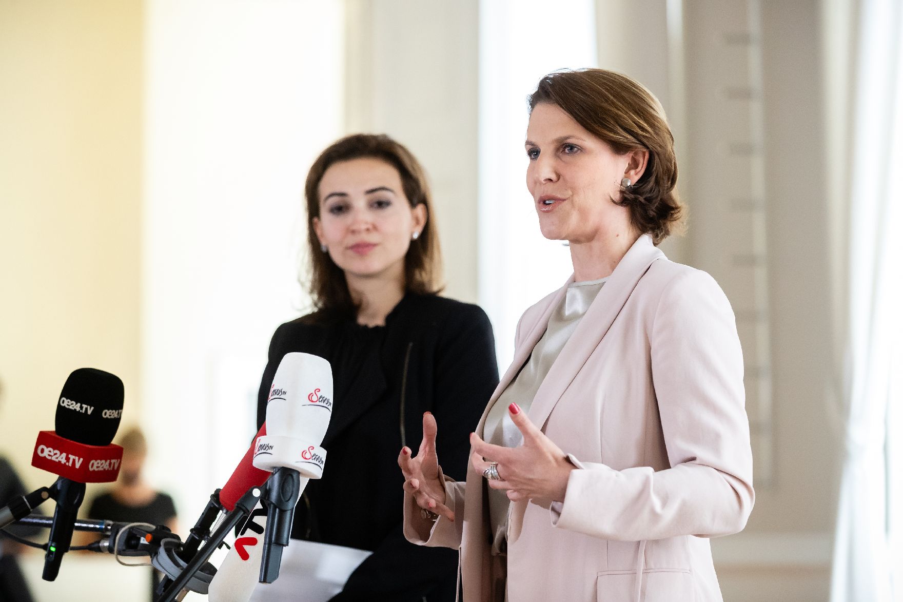 Am 20. Juli 2020 fand ein Doorstep vor der Gesprächsrunde zum Thema „Gemeinsam gegen Hass im Netz“ statt. Im Bild Bundesministerin Karoline Edtstadler (r.) und Bundesministerin Alma Zadic (l.).