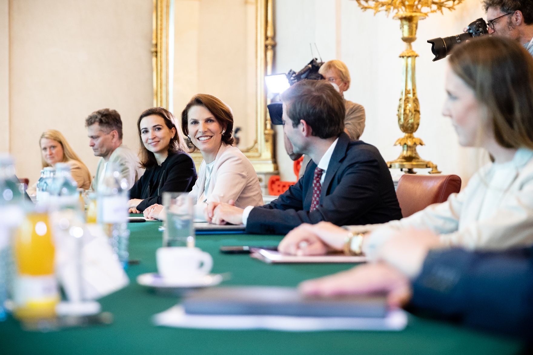 Am 20. Juli 2020 fand eine Gesprächsrunde zum Thema „Gemeinsam gegen Hass im Netz“ statt. Im Bild Bundesministerin Karoline Edtstadler (m.l.) und Bundesministerin Alma Zadic (3.v.l.).