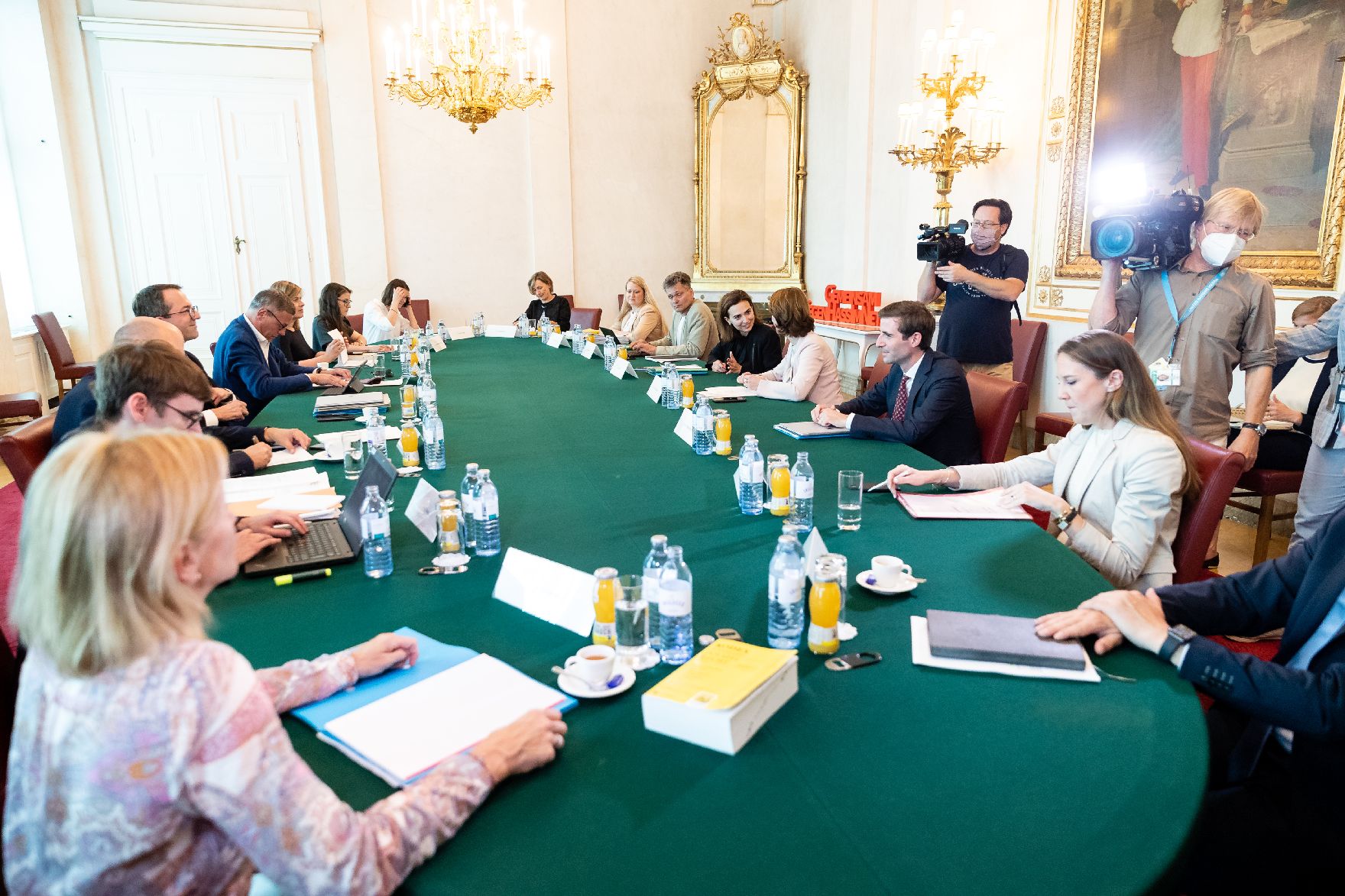 Am 20. Juli 2020 fand eine Gesprächsrunde zum Thema „Gemeinsam gegen Hass im Netz“ statt. Im Bild Bundesministerin Karoline Edtstadler und Bundesministerin Alma Zadic.
