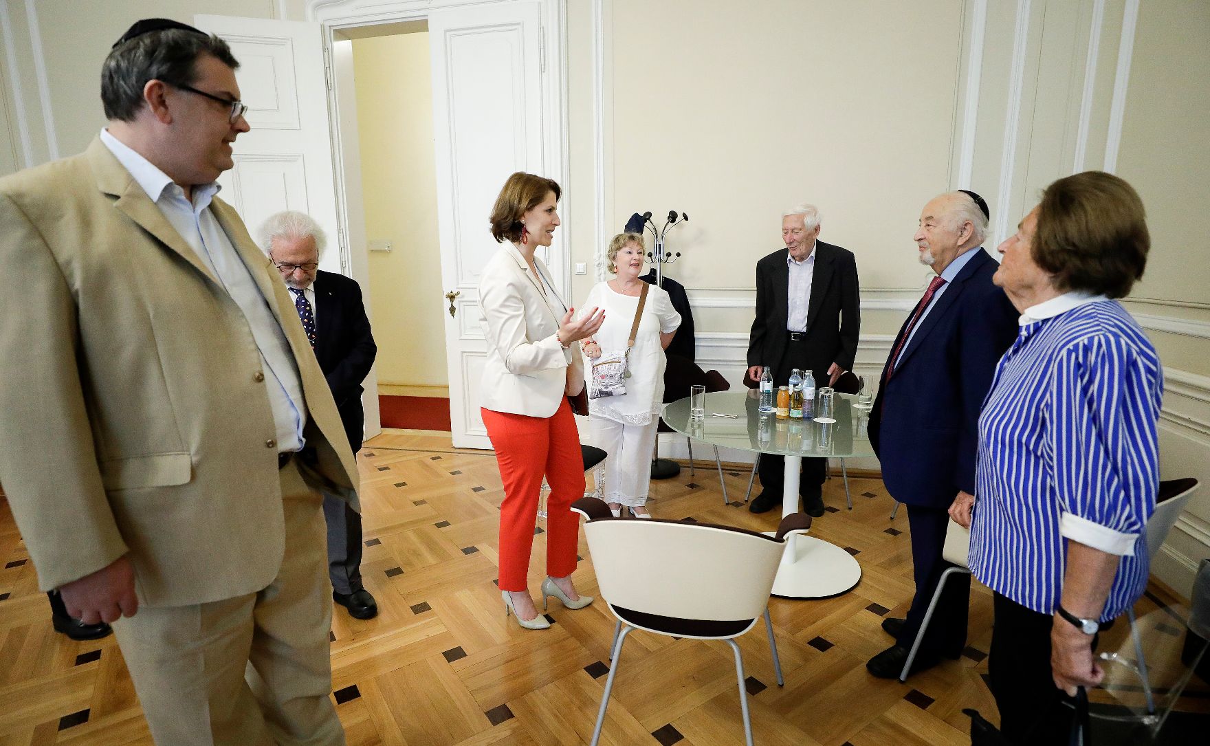 Am 21. Juli 2020 empfing Bundesministerin Karoline Edtstadler Zeitzeugen zu einem Gespräch.