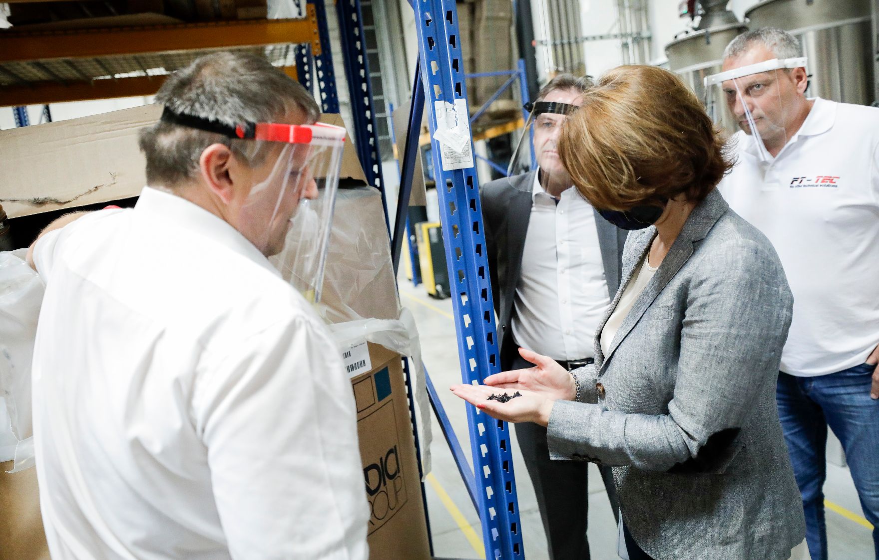 Am 24. Juli 2020 besuchte Bundesministerin Karoline Edtstadler (r.) im Rahmen ihres Bundesländertags im Burgenland die Firma FT TEC GmbH.