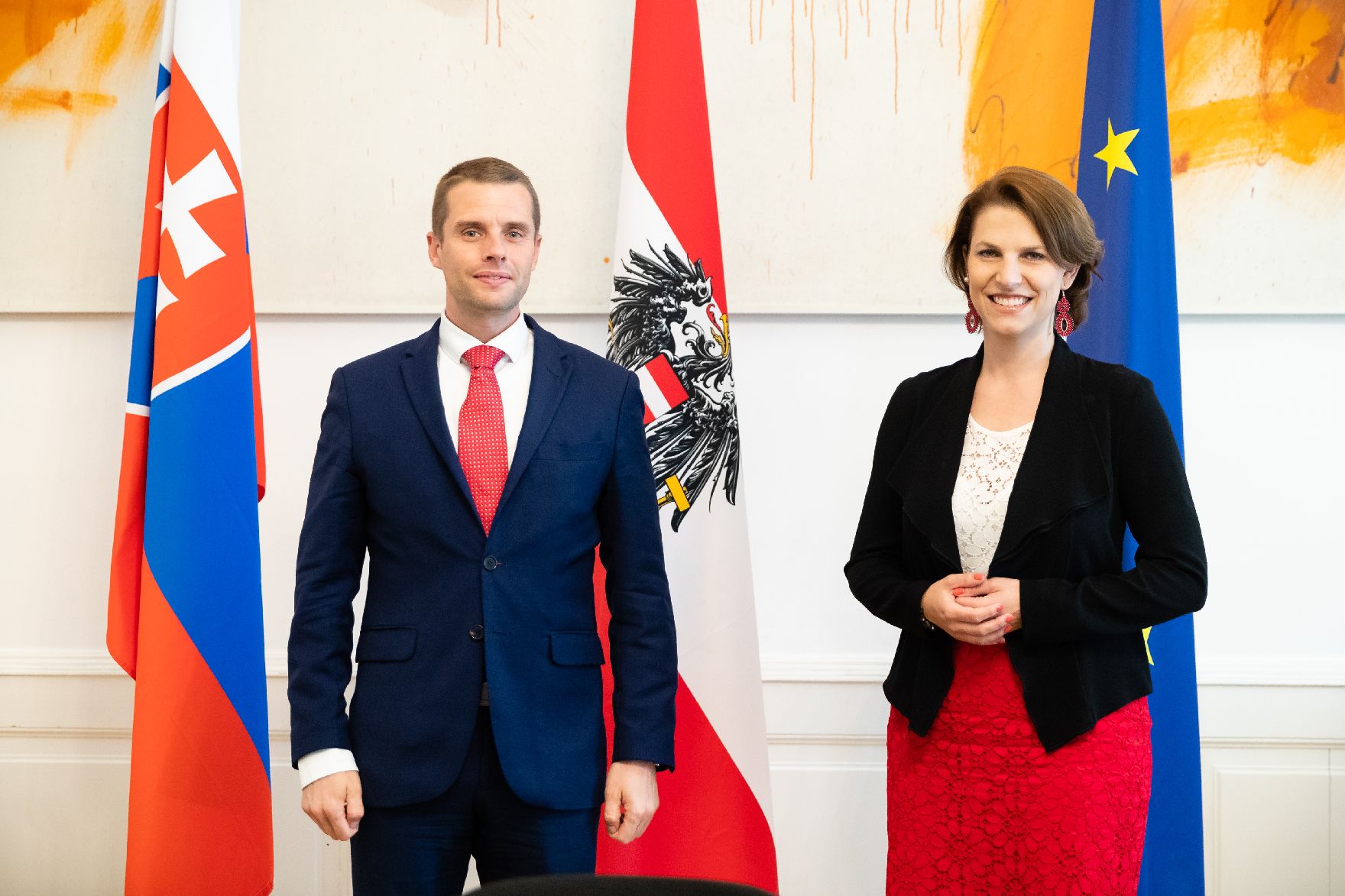 Am 28. Juli 2020 empfing Bundesministerin Karoline Edtstadler (r.) den slowakischen Staatssekretär für europäische Angelegenheiten Martin Klus (l.) zu einem Arbeitsgespräch.