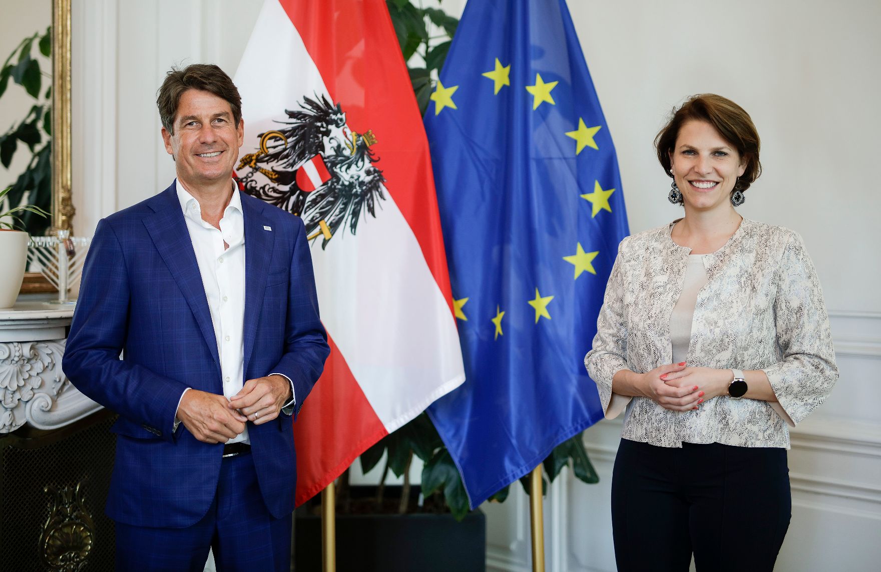Am 29. Juli 2020 empfing Bundesministerin Karoline Edtstadler (r.) den RHI Magnesite CEO Stefan Borgas (l.) zu einem Gespräch.