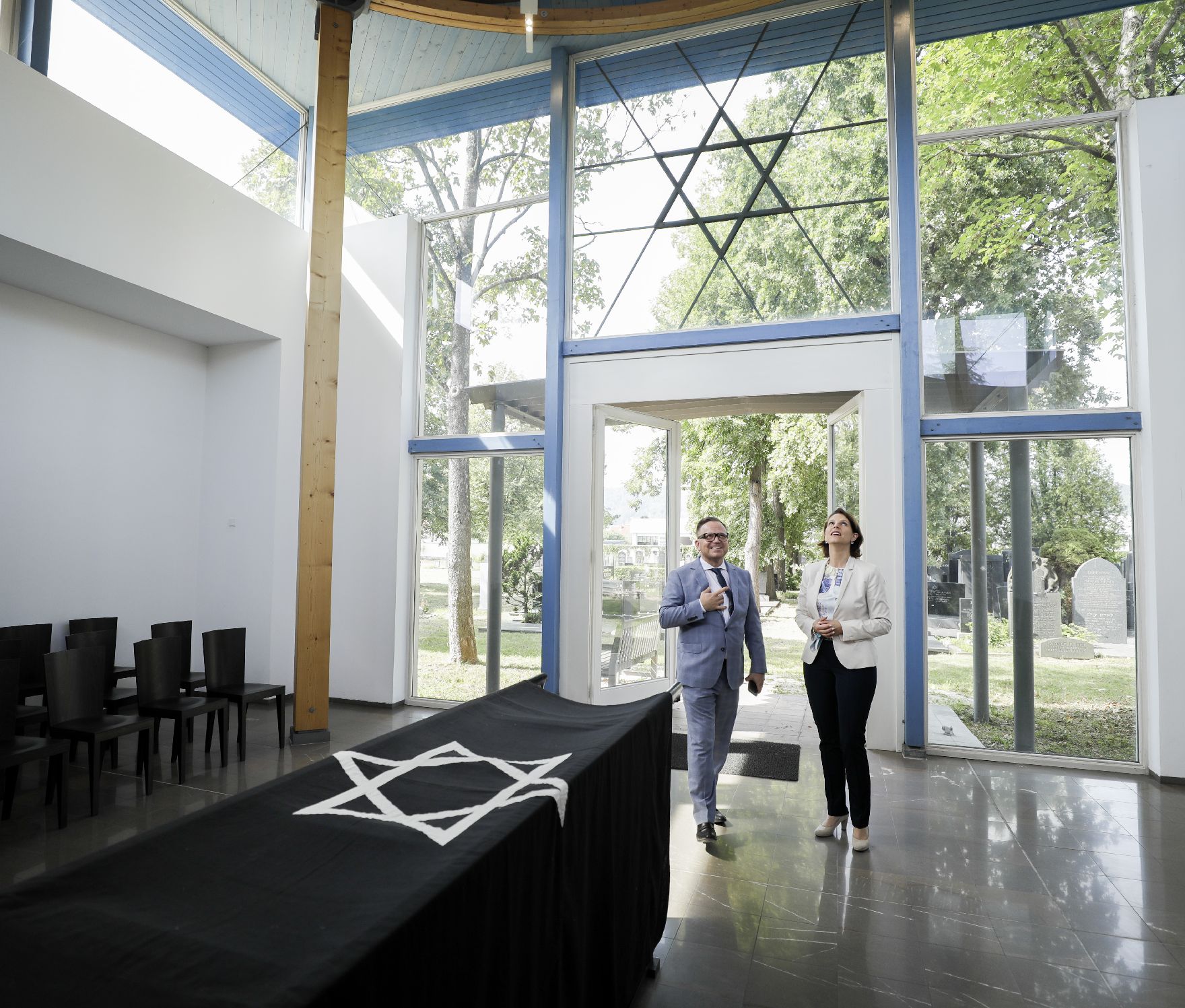 Am 28. August 2020 traf Bundesministerin Karoline Edtstadler Elie Rosen, Präsident der Jüdischen Gemeinde Graz. Im Bild beim Besuch des Jüdischen Friedhofs.